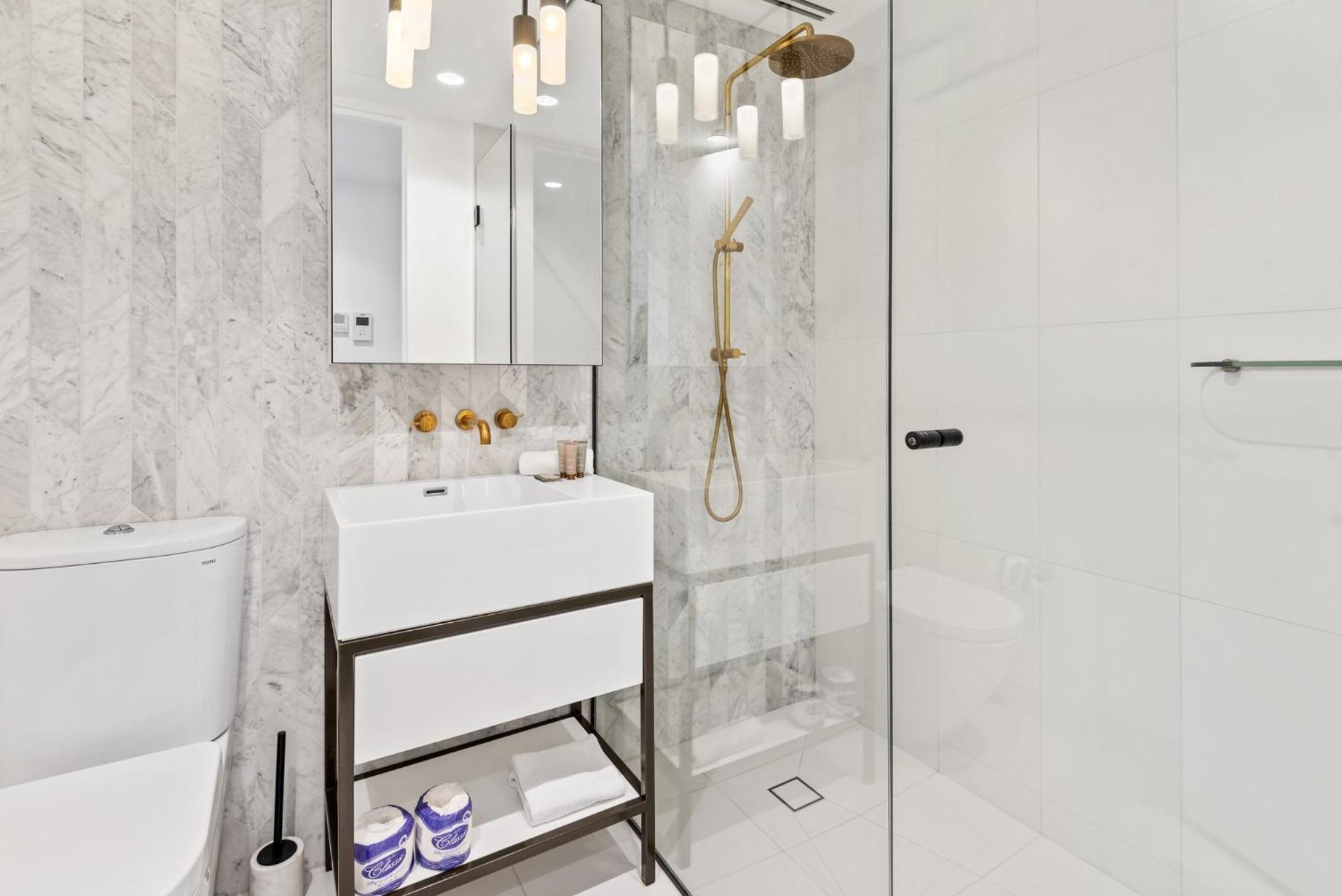 Chic 2-Bed with Free Parking in South Yarra