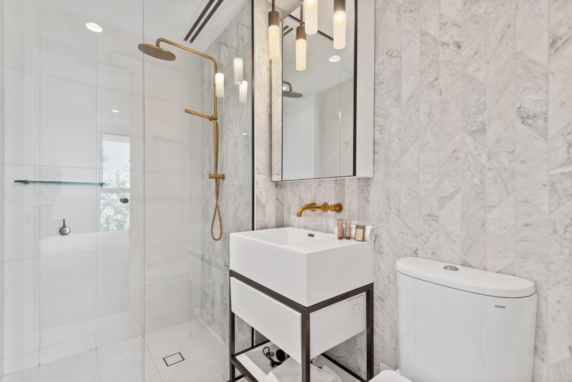 Chic 2-Bed with Free Parking in South Yarra