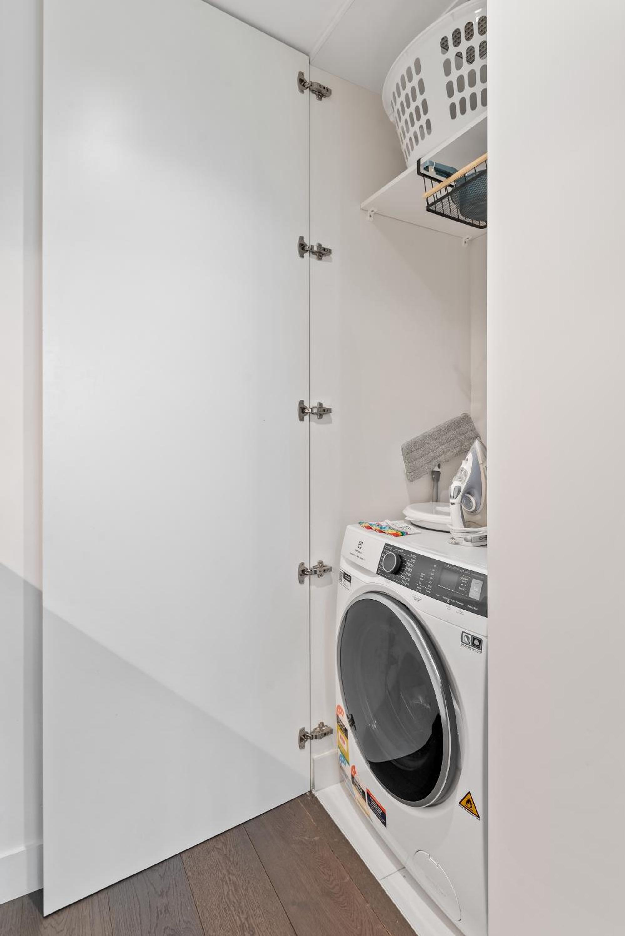 Chic 2-Bed with Free Parking in South Yarra