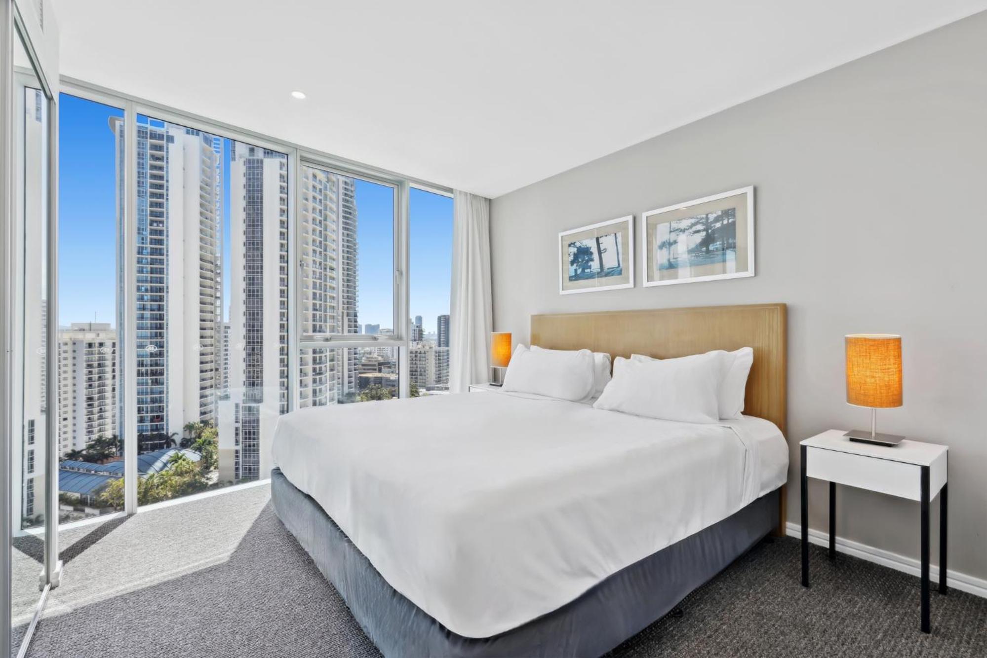 Modern 2-Bed with Pool Access in Surfers Paradise
