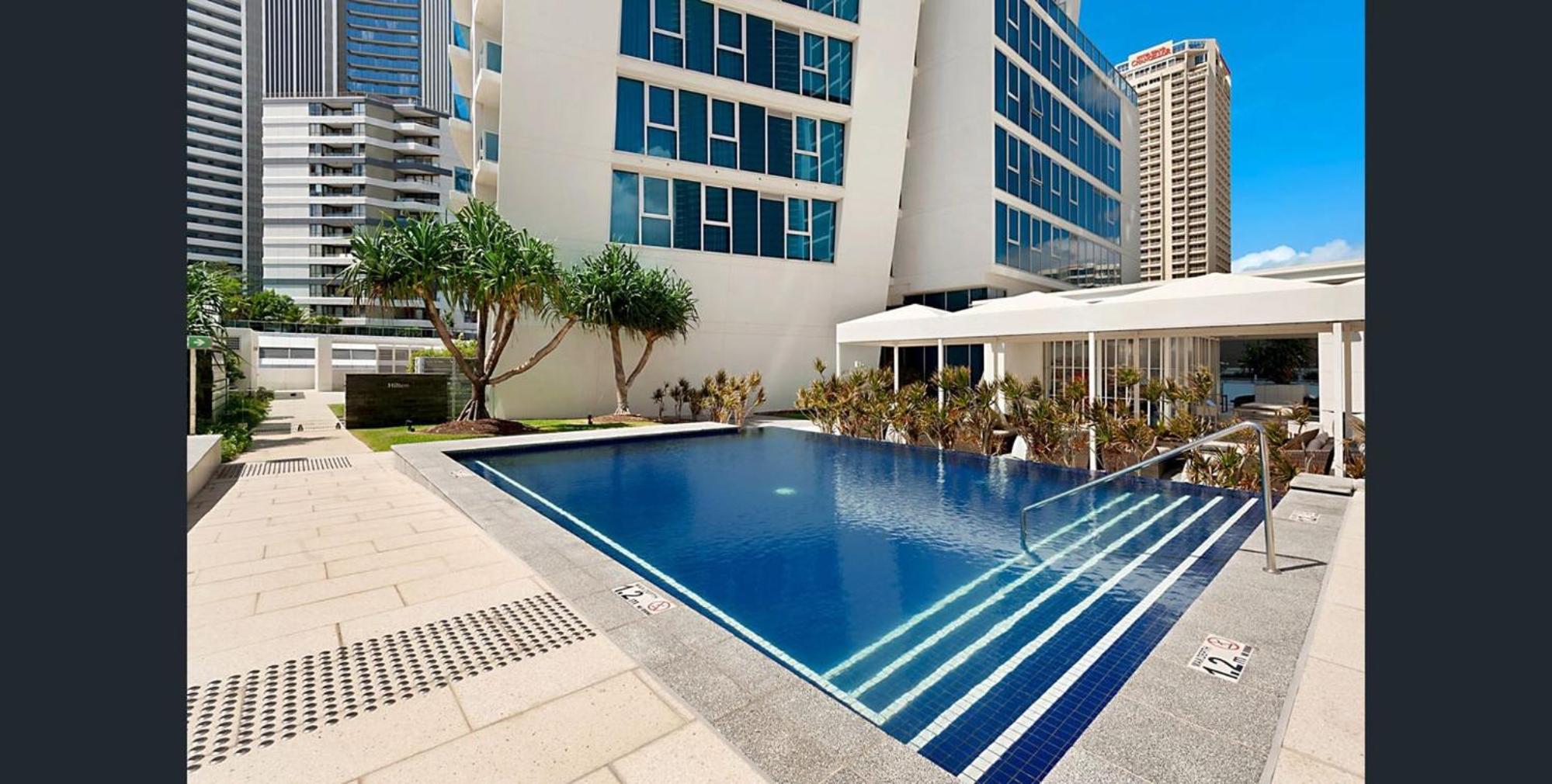 Modern 2-Bed with Pool Access in Surfers Paradise