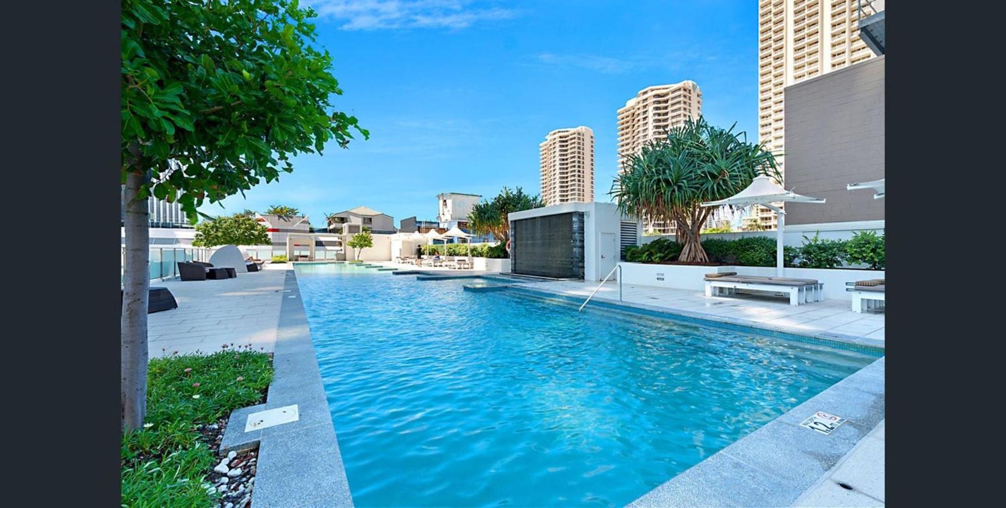 Modern 2-Bed with Pool Access in Surfers Paradise