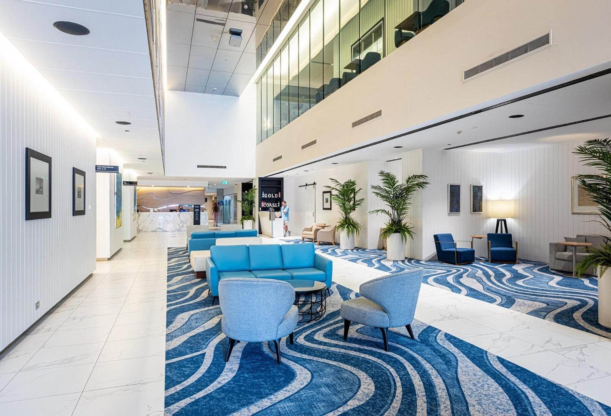Modern 2-Bed with Pool Access in Surfers Paradise