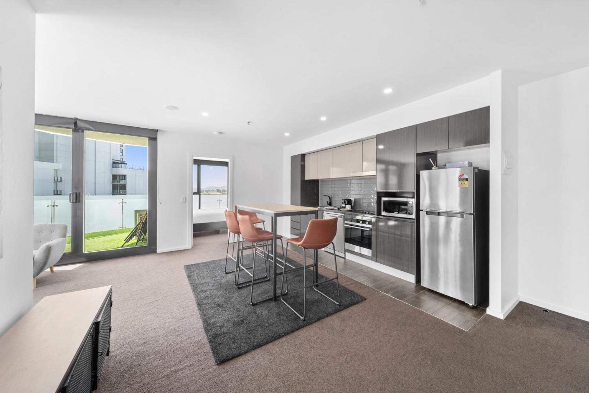 Bright 2-Bed Apartment with Scenic Balcony