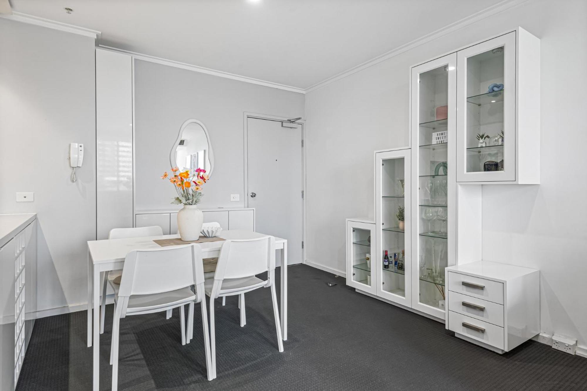 Stylish Southbank Stay with Views, Pool & Gym