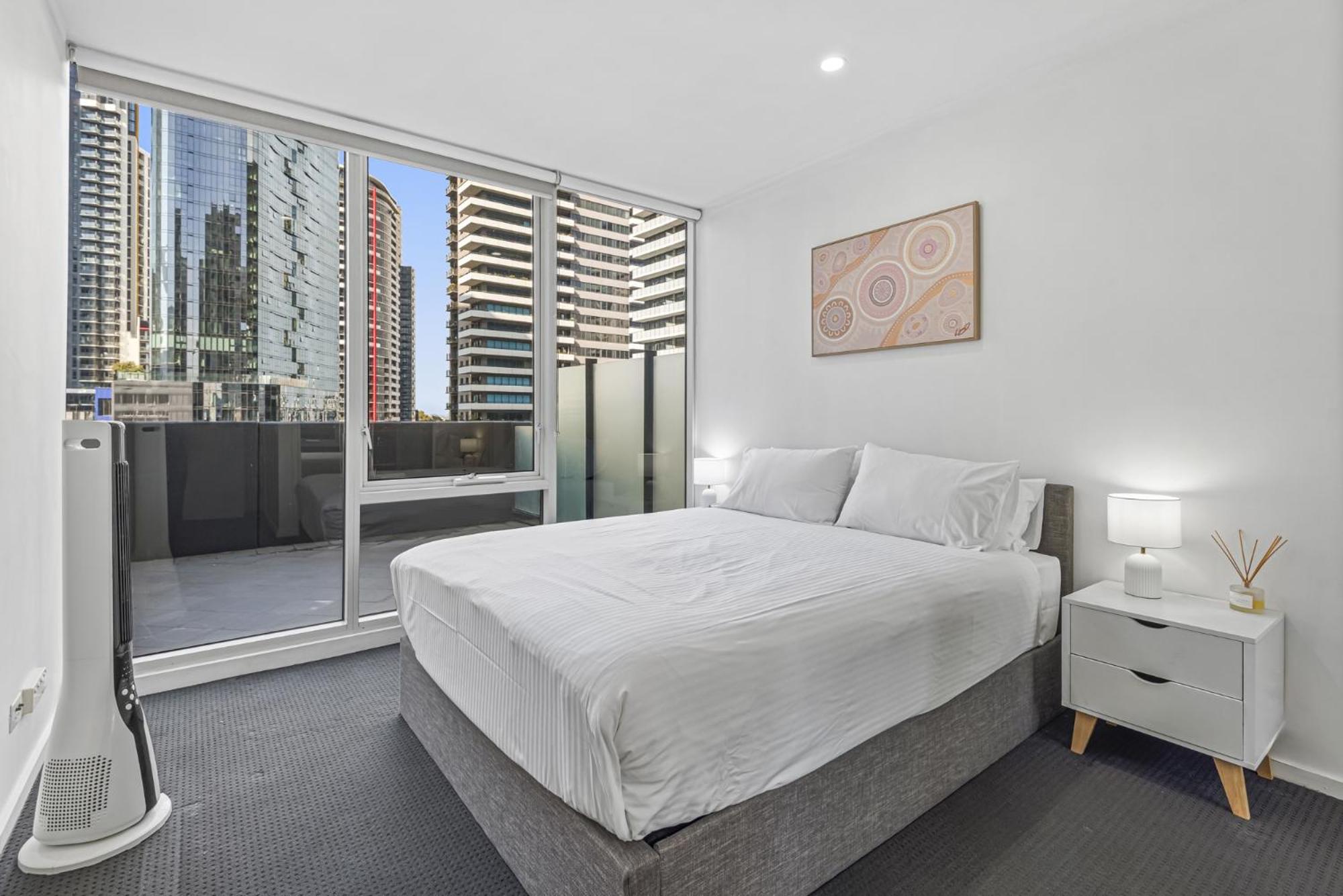 Stylish Southbank Stay with Views, Pool & Gym