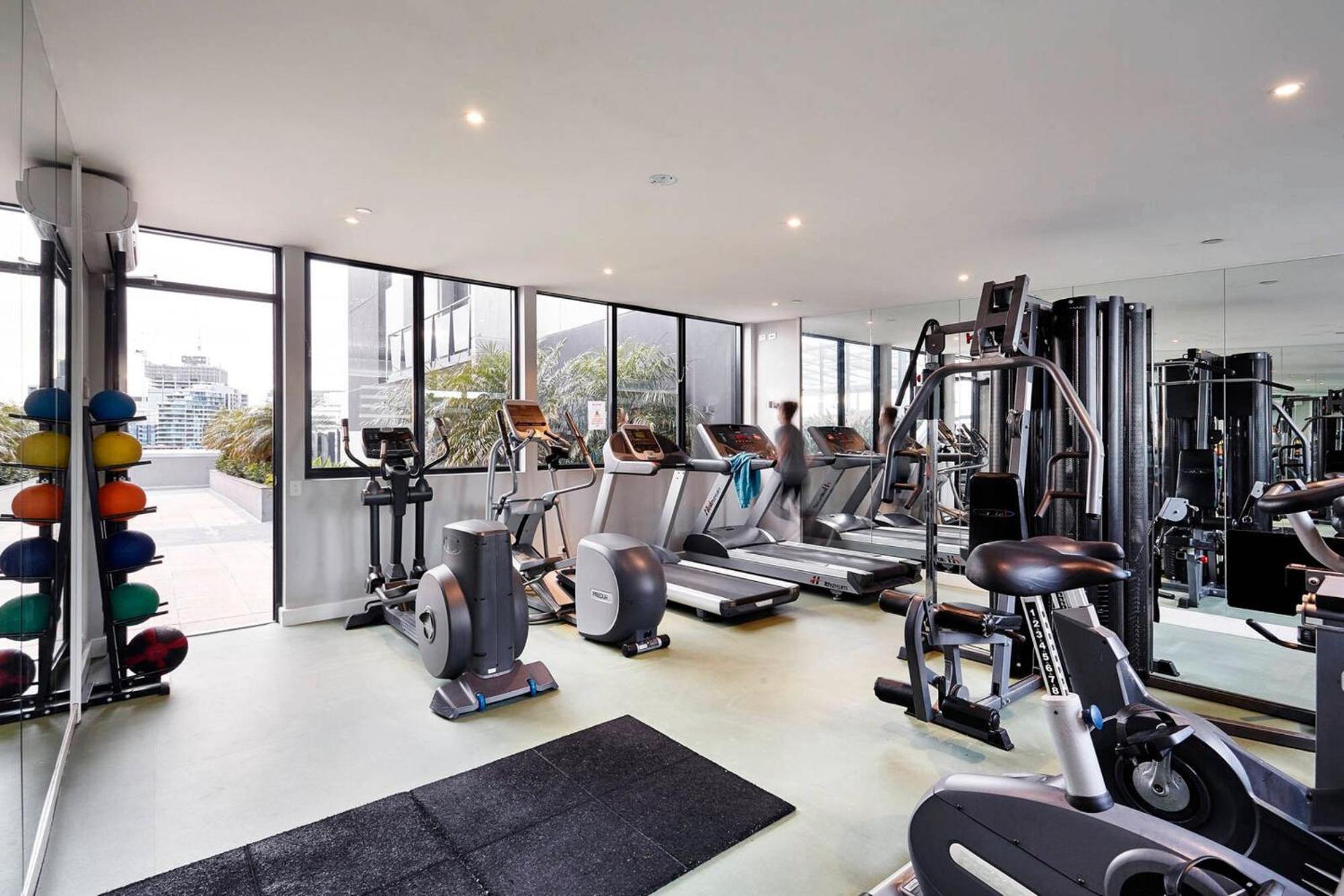 Stylish Southbank Stay with Views, Pool & Gym