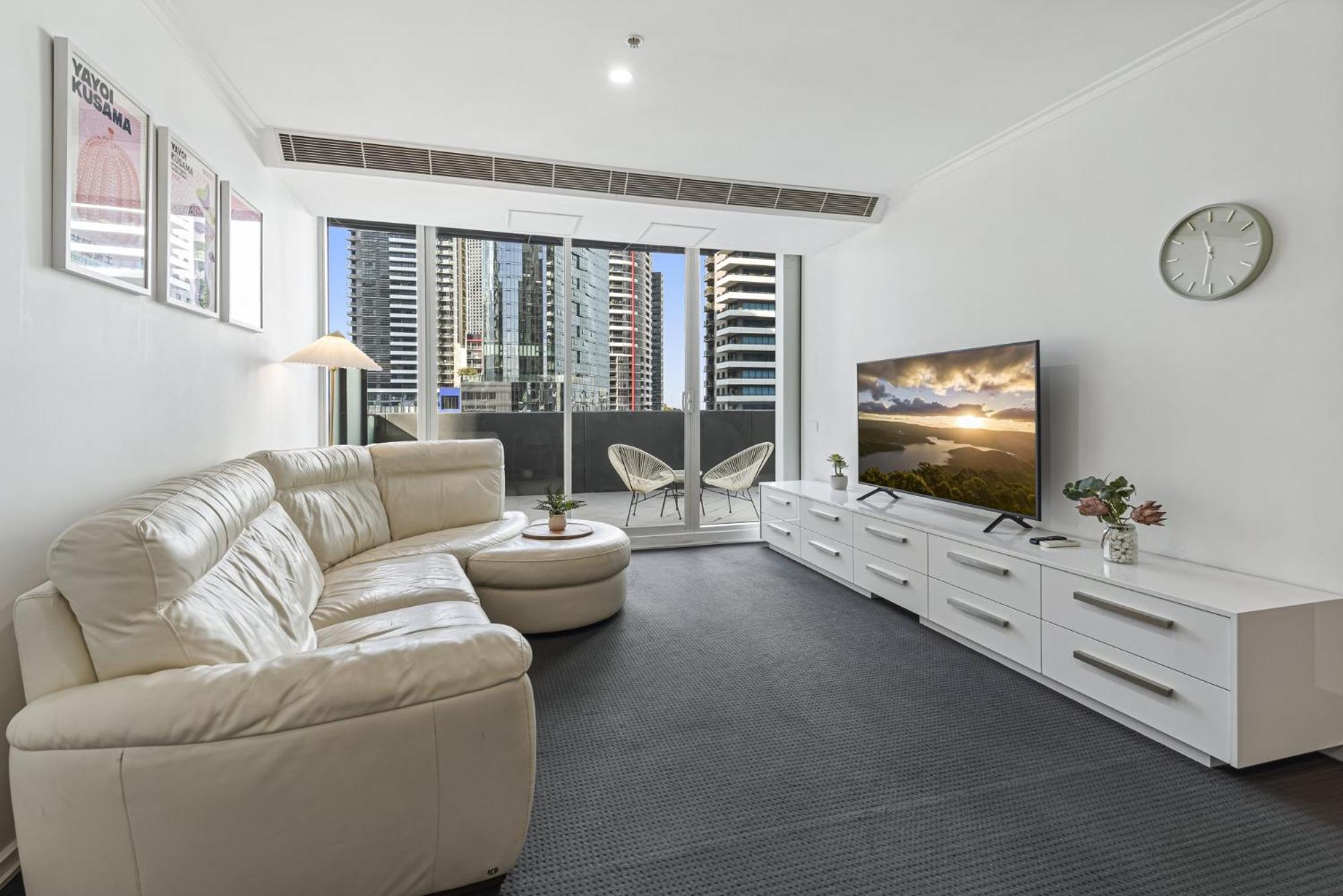 Stylish Southbank Stay with Views, Pool & Gym