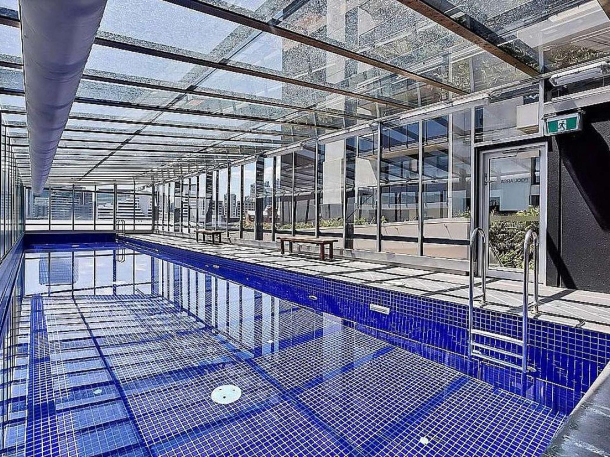 Stylish Southbank Stay with Views, Pool & Gym