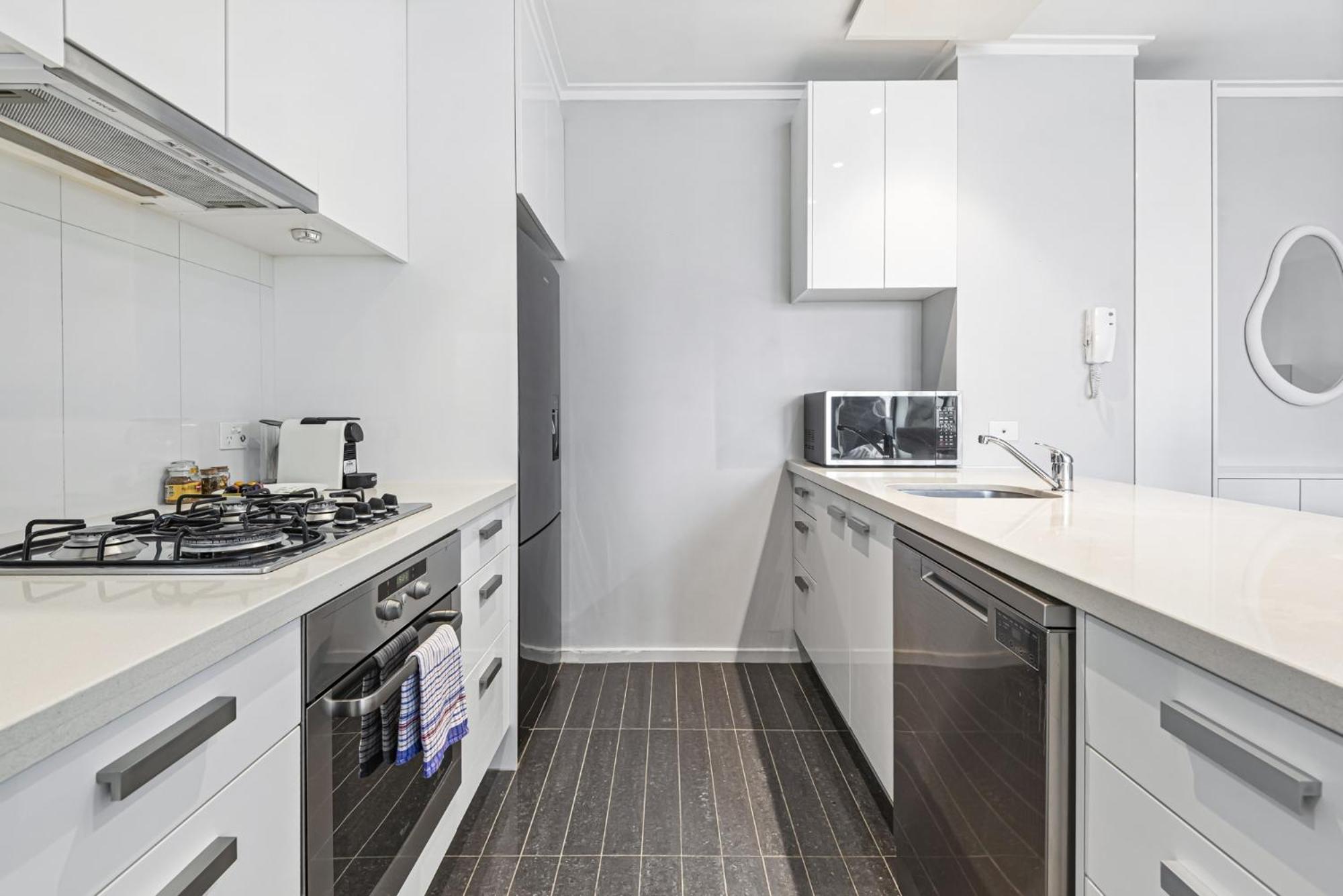 Stylish Southbank Stay with Views, Pool & Gym