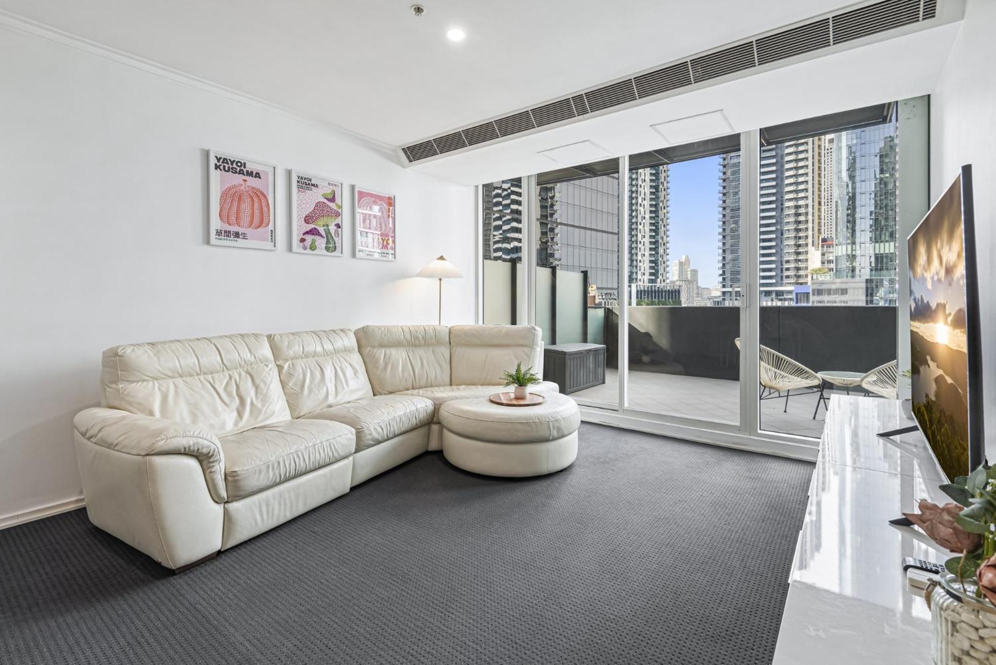 Stylish Southbank Stay with Views, Pool & Gym