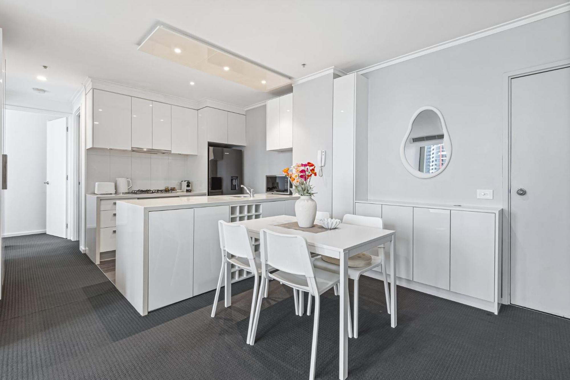 Stylish Southbank Stay with Views, Pool & Gym