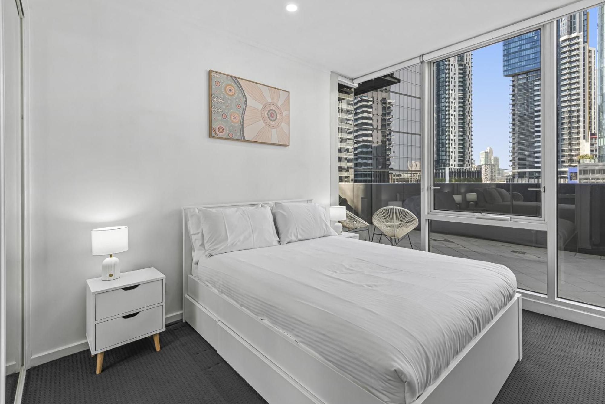 Stylish Southbank Stay with Views, Pool & Gym