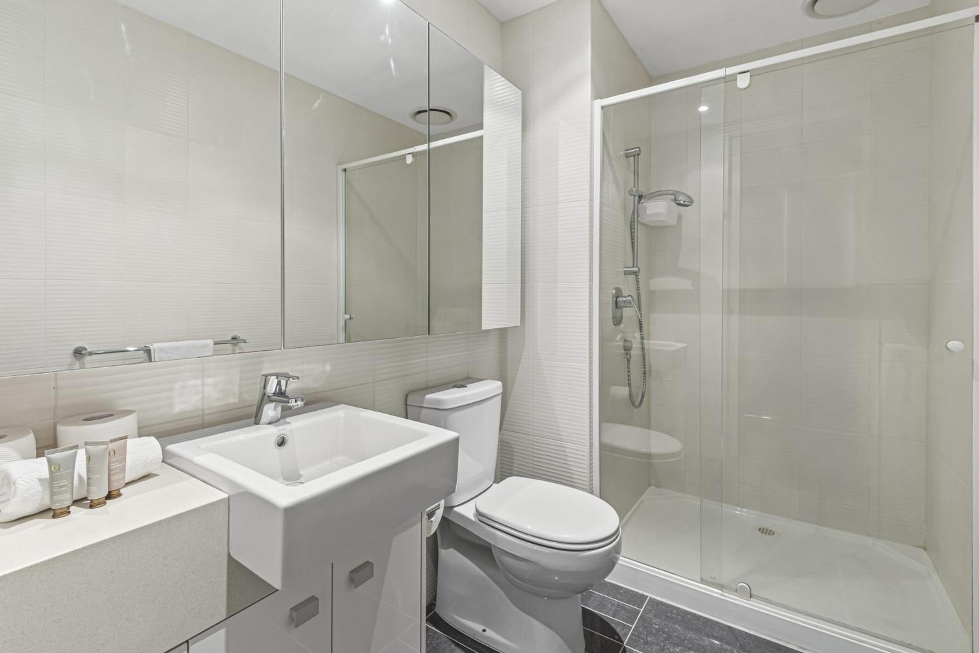 Stylish Southbank Stay with Views, Pool & Gym
