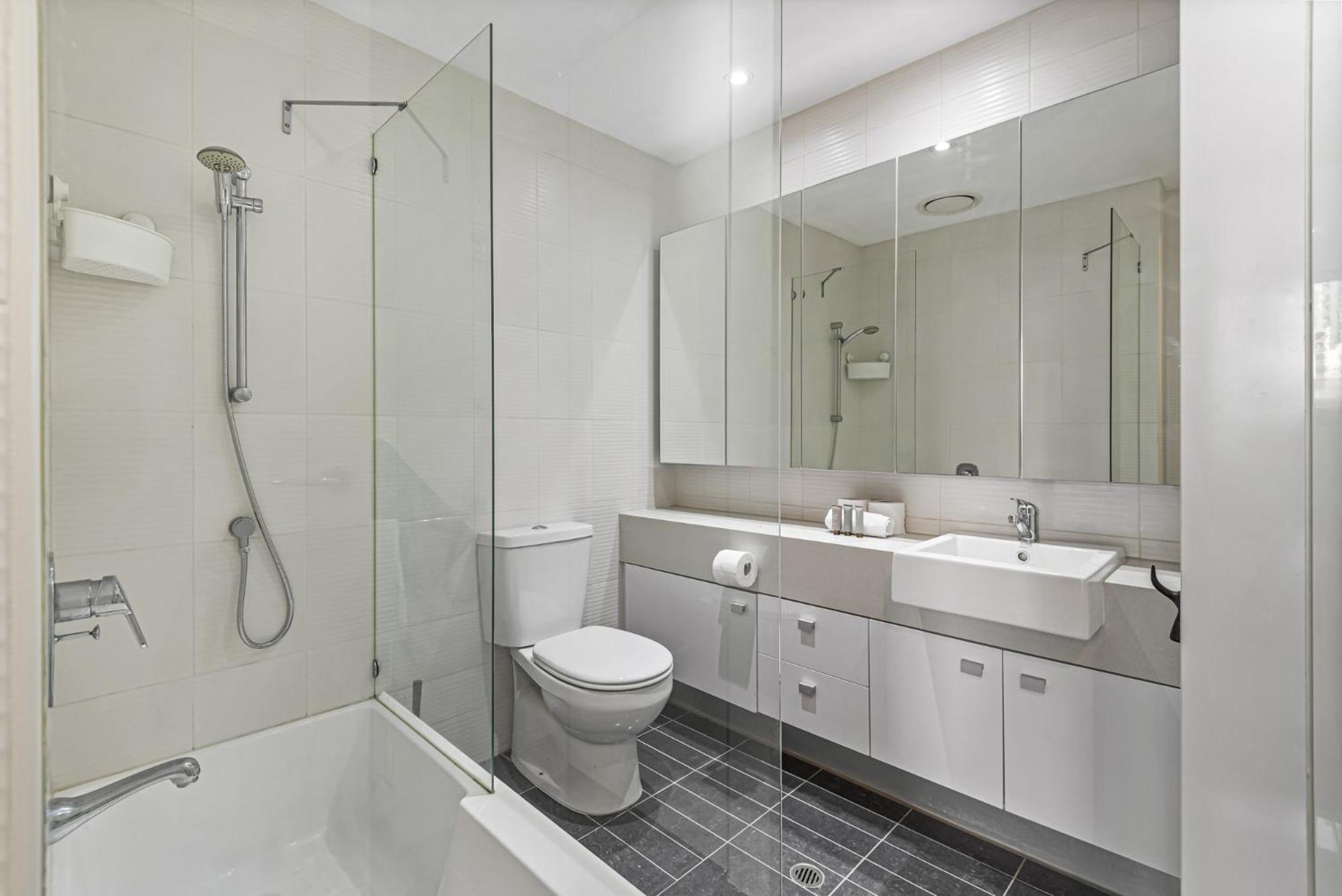 Stylish Southbank Stay with Views, Pool & Gym