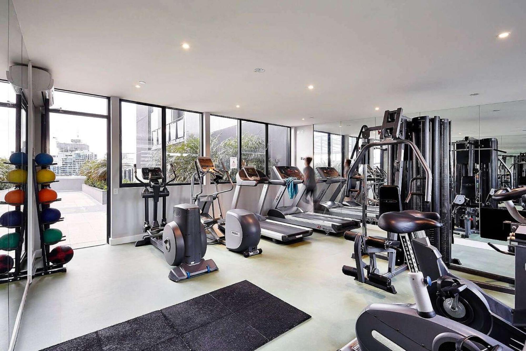 Stylish Southbank Stay with Views, Pool & Gym