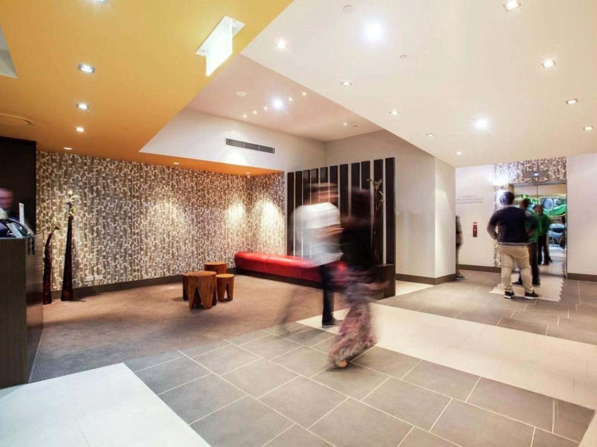 Stylish Southbank Stay with Views, Pool & Gym