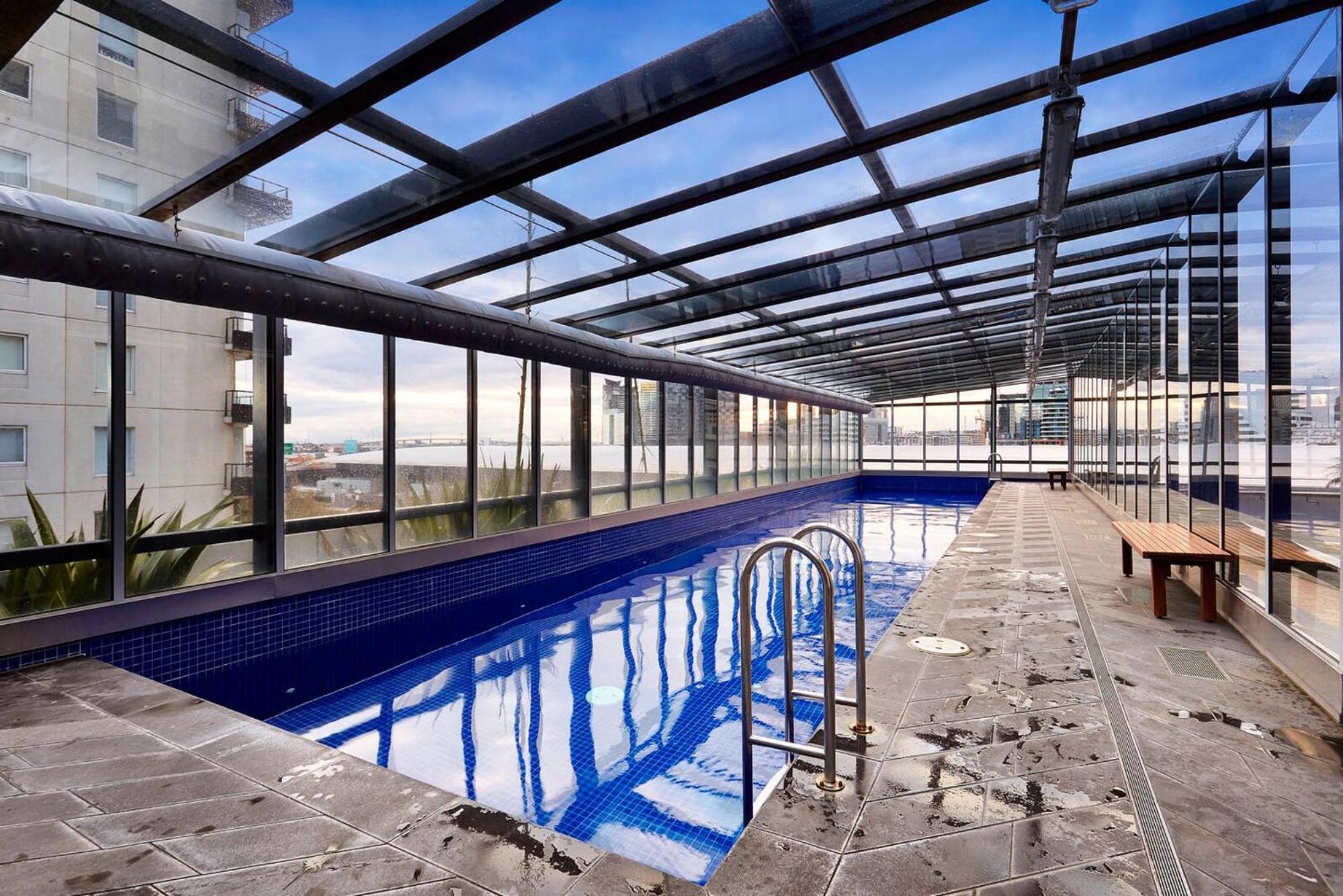 Stylish Southbank Stay with Views, Pool & Gym