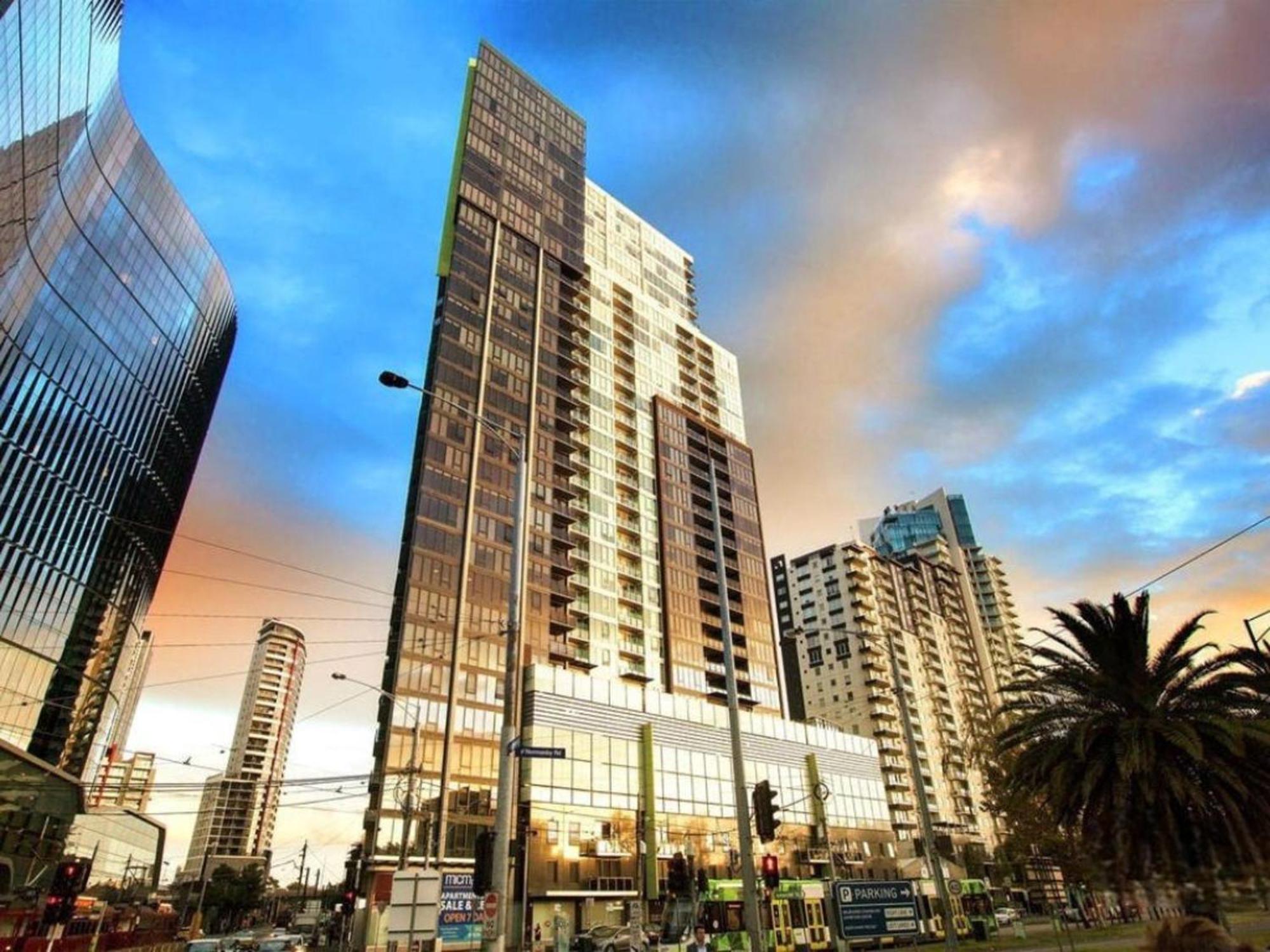 Stylish Southbank Stay with Views, Pool & Gym
