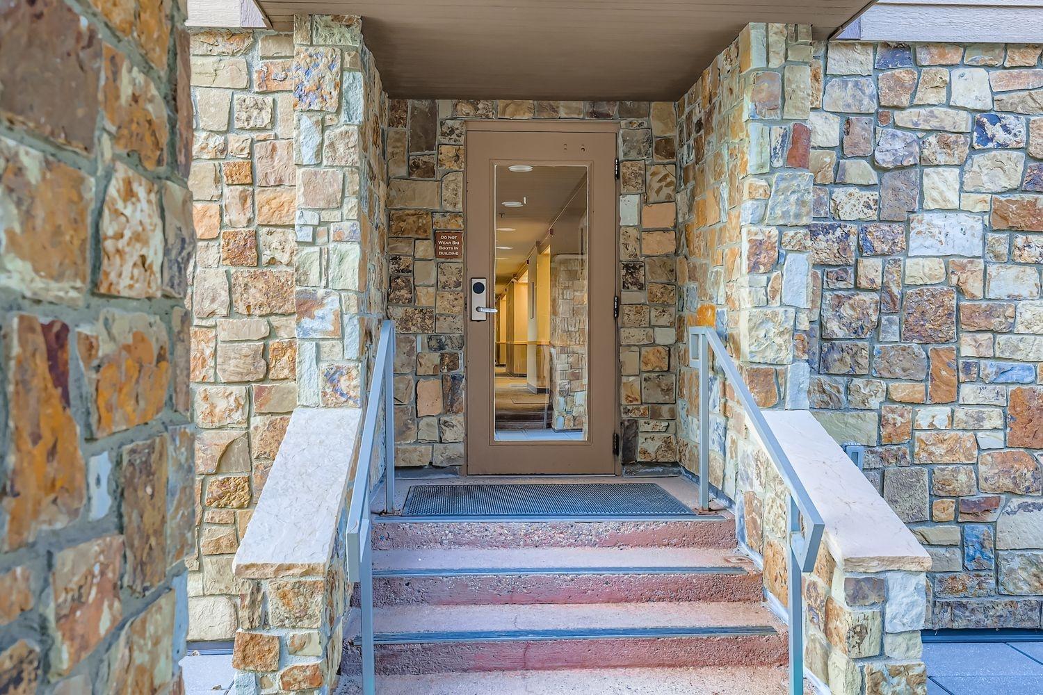 2747 Slopeside studio