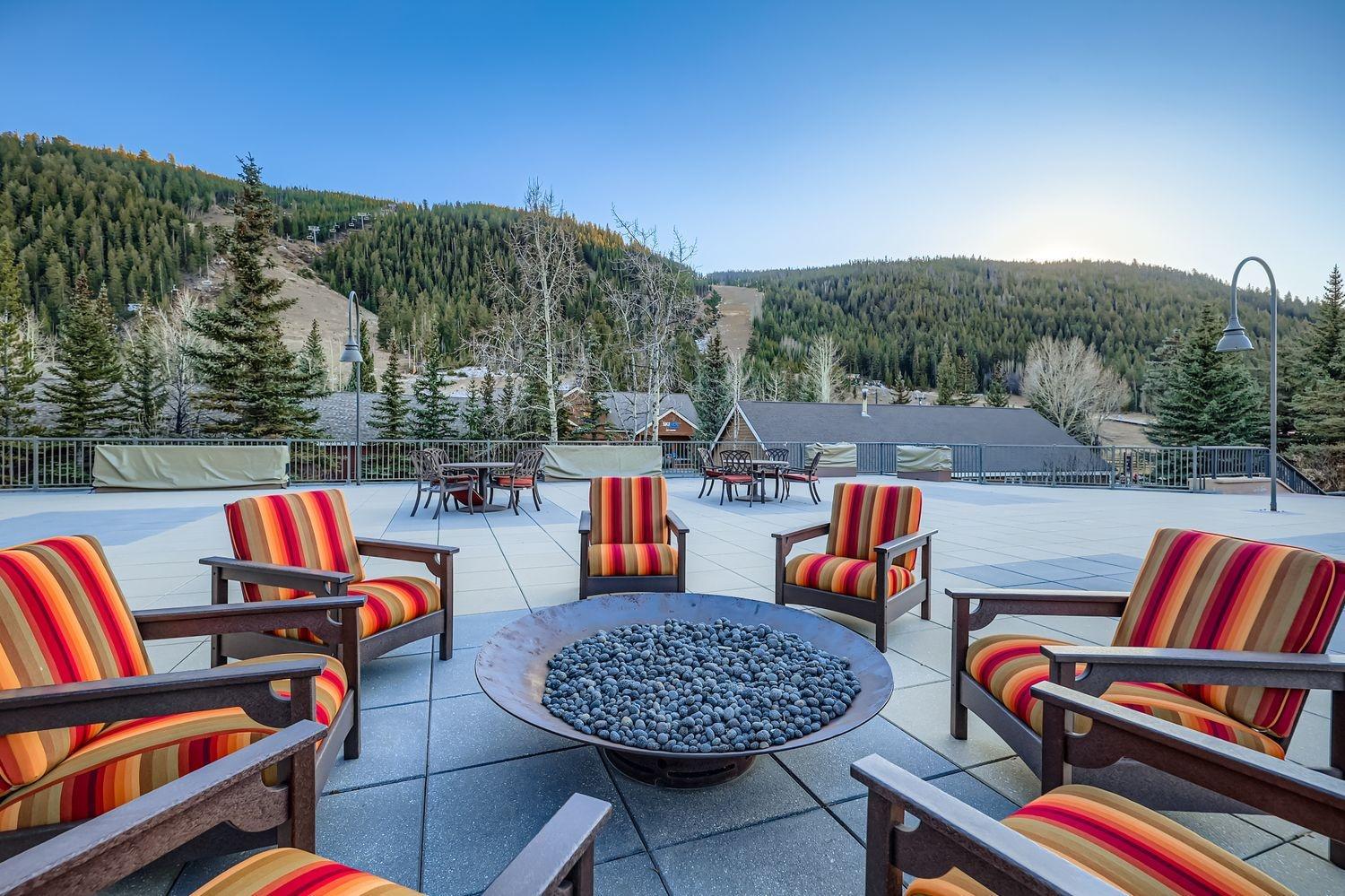 2747 Slopeside studio