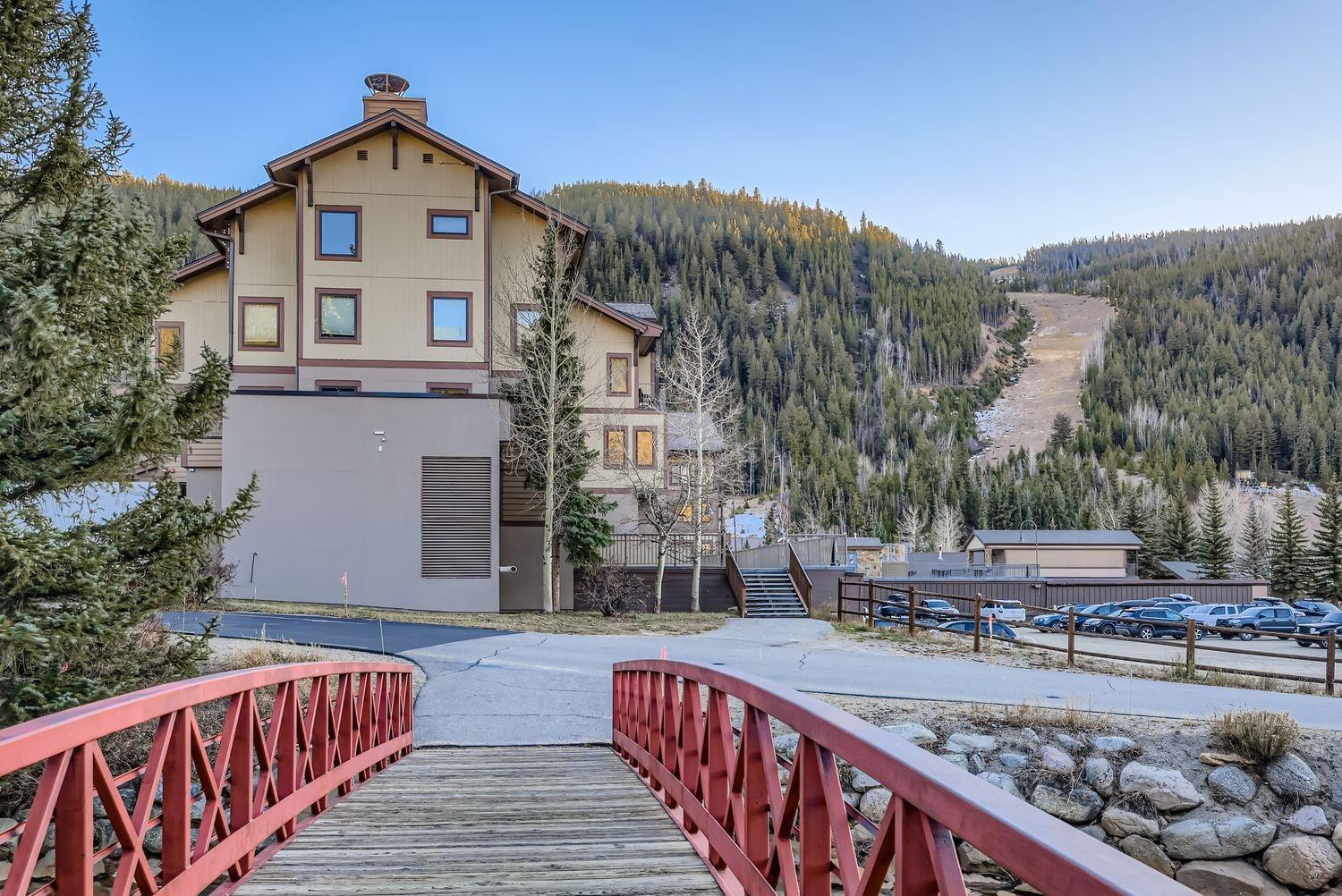 2747 Slopeside studio