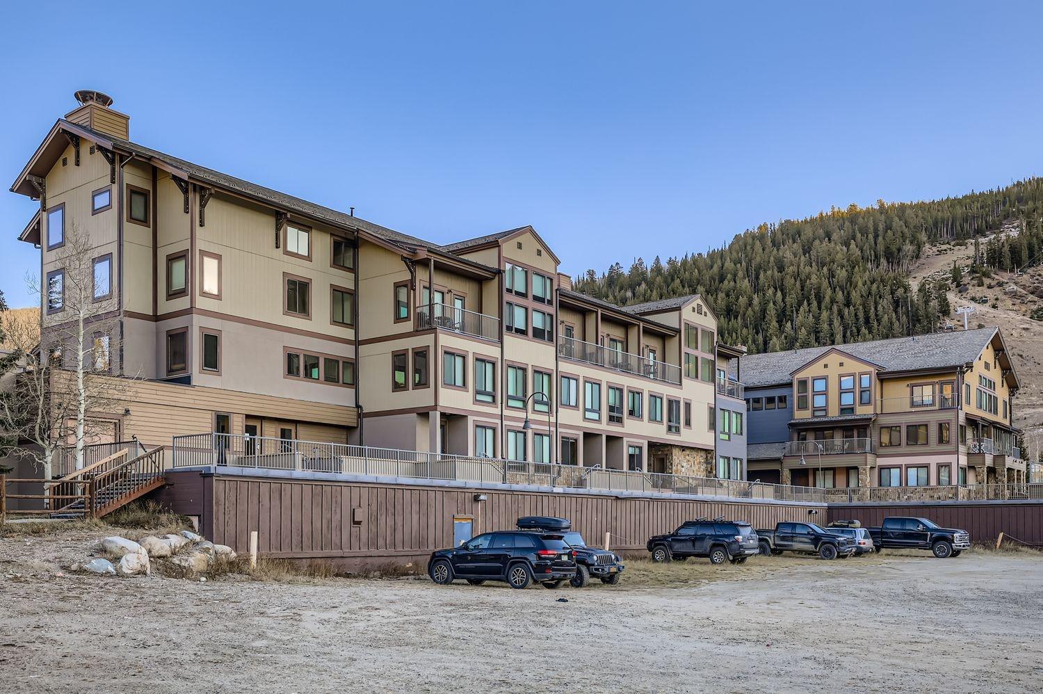 2747 Slopeside studio