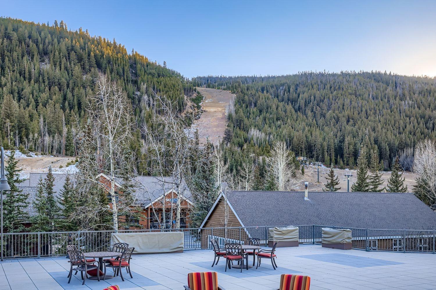 2747 Slopeside studio