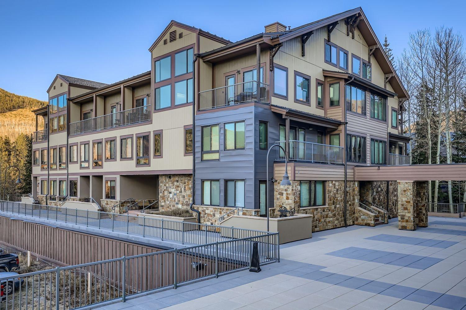 2747 Slopeside studio