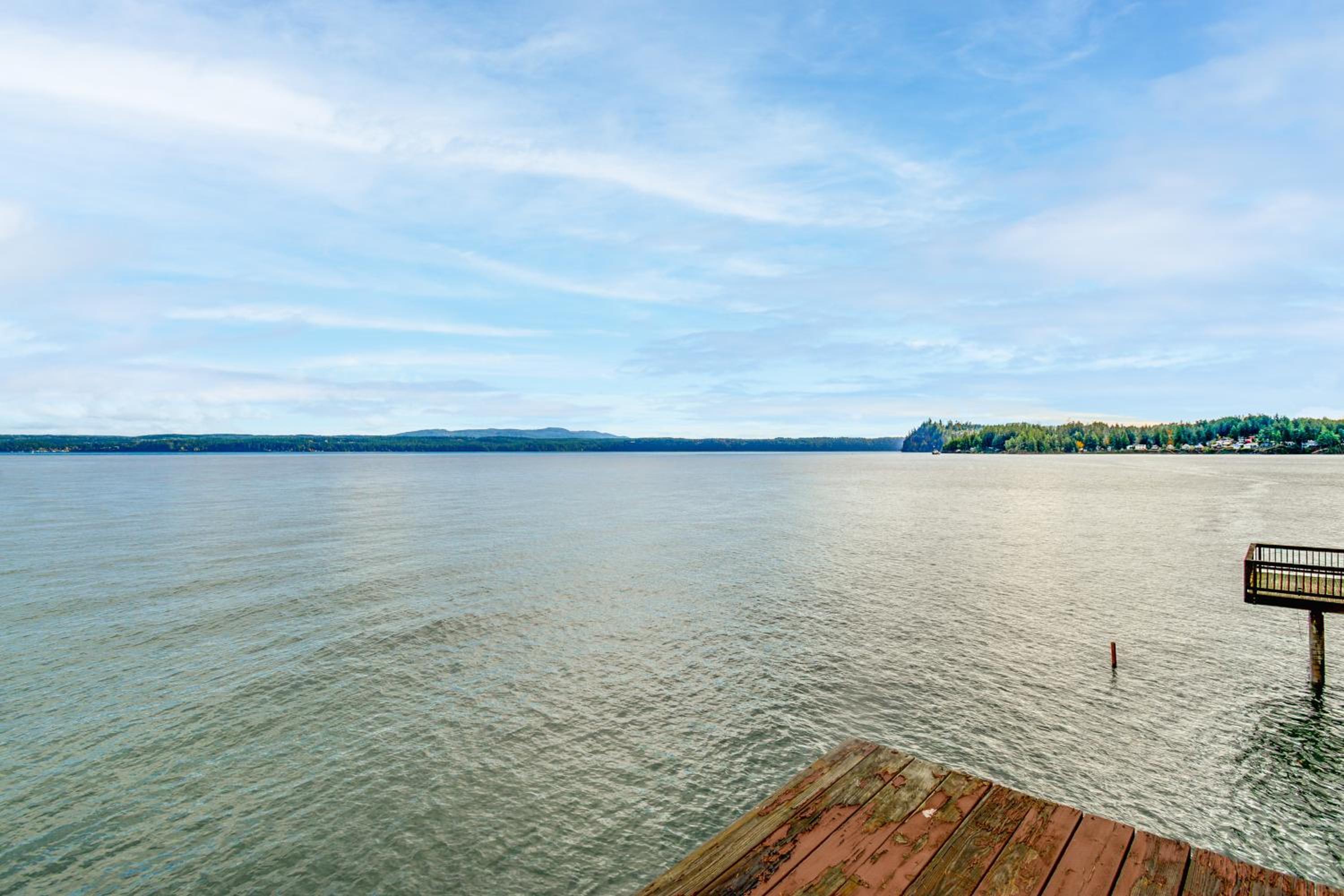Waterfront Hood Canal Home with Pool Table!