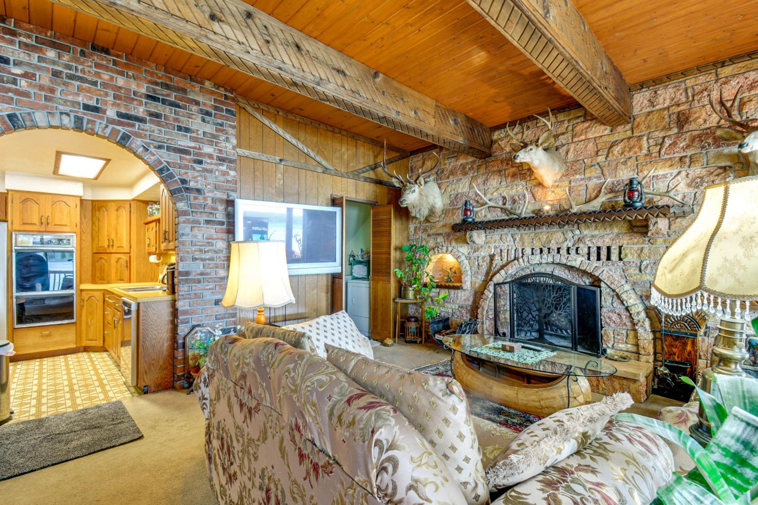 Waterfront Hood Canal Home with Pool Table!