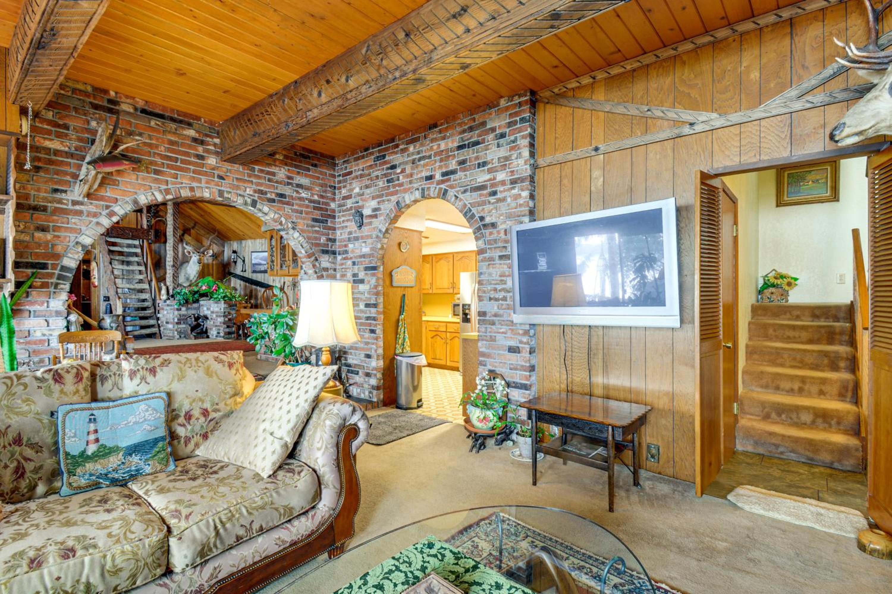 Waterfront Hood Canal Home with Pool Table!