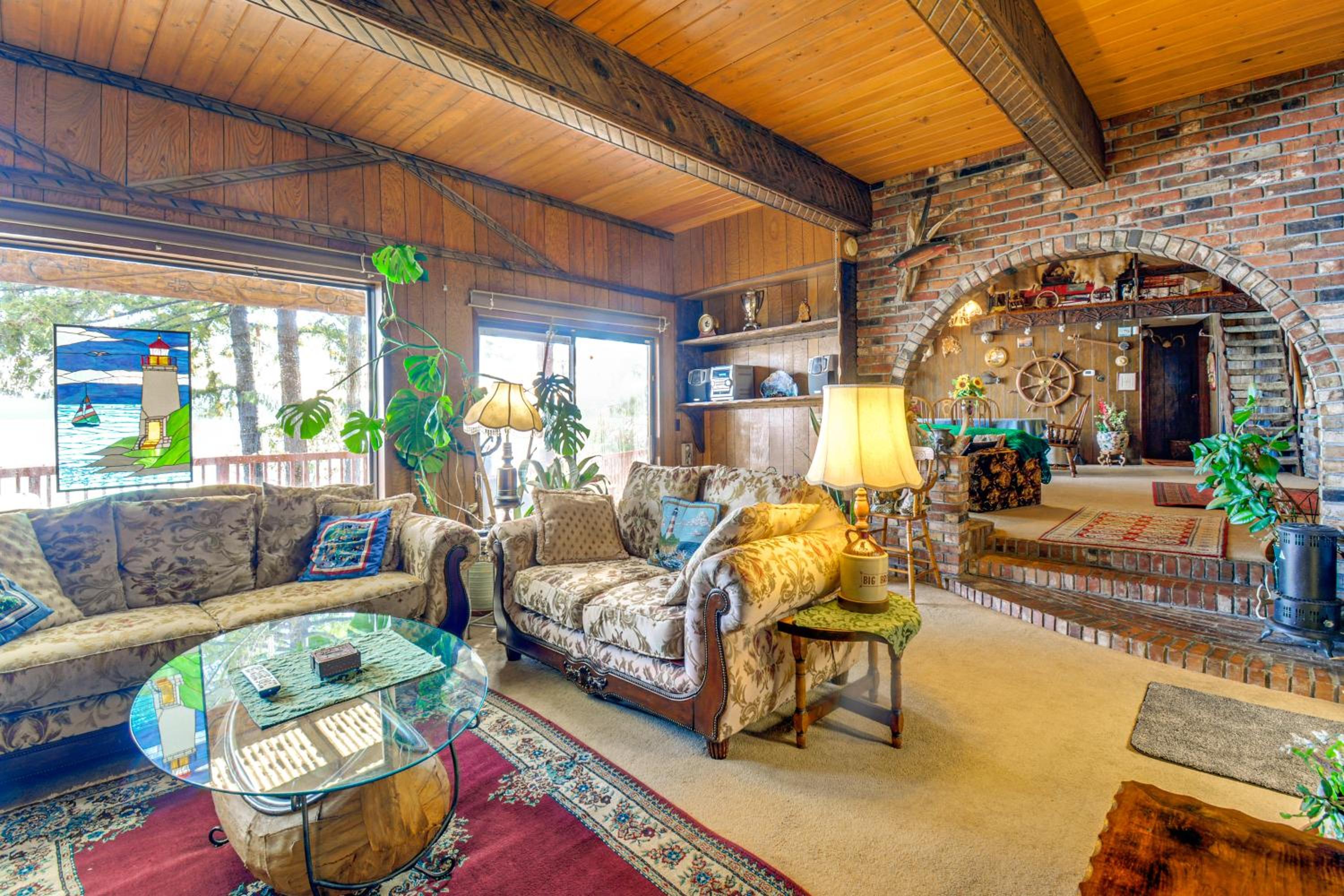 Waterfront Hood Canal Home with Pool Table!