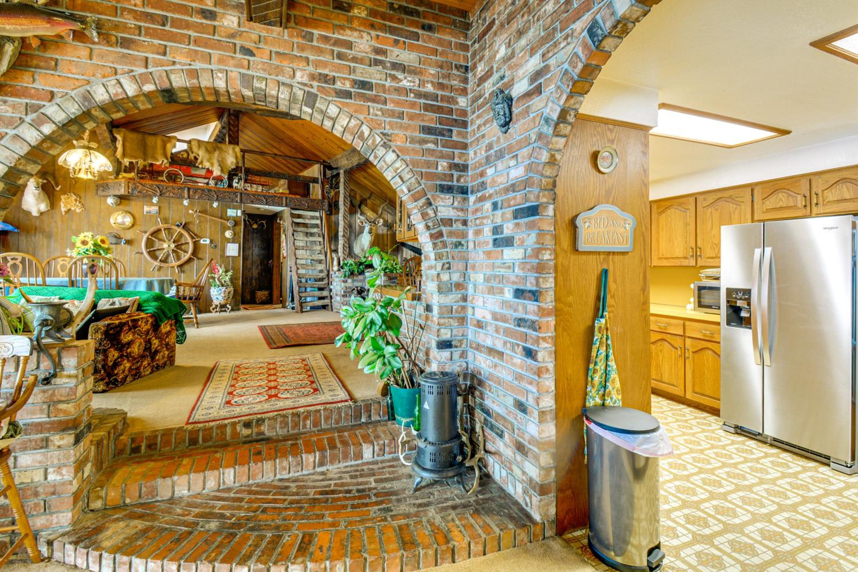 Waterfront Hood Canal Home with Pool Table!