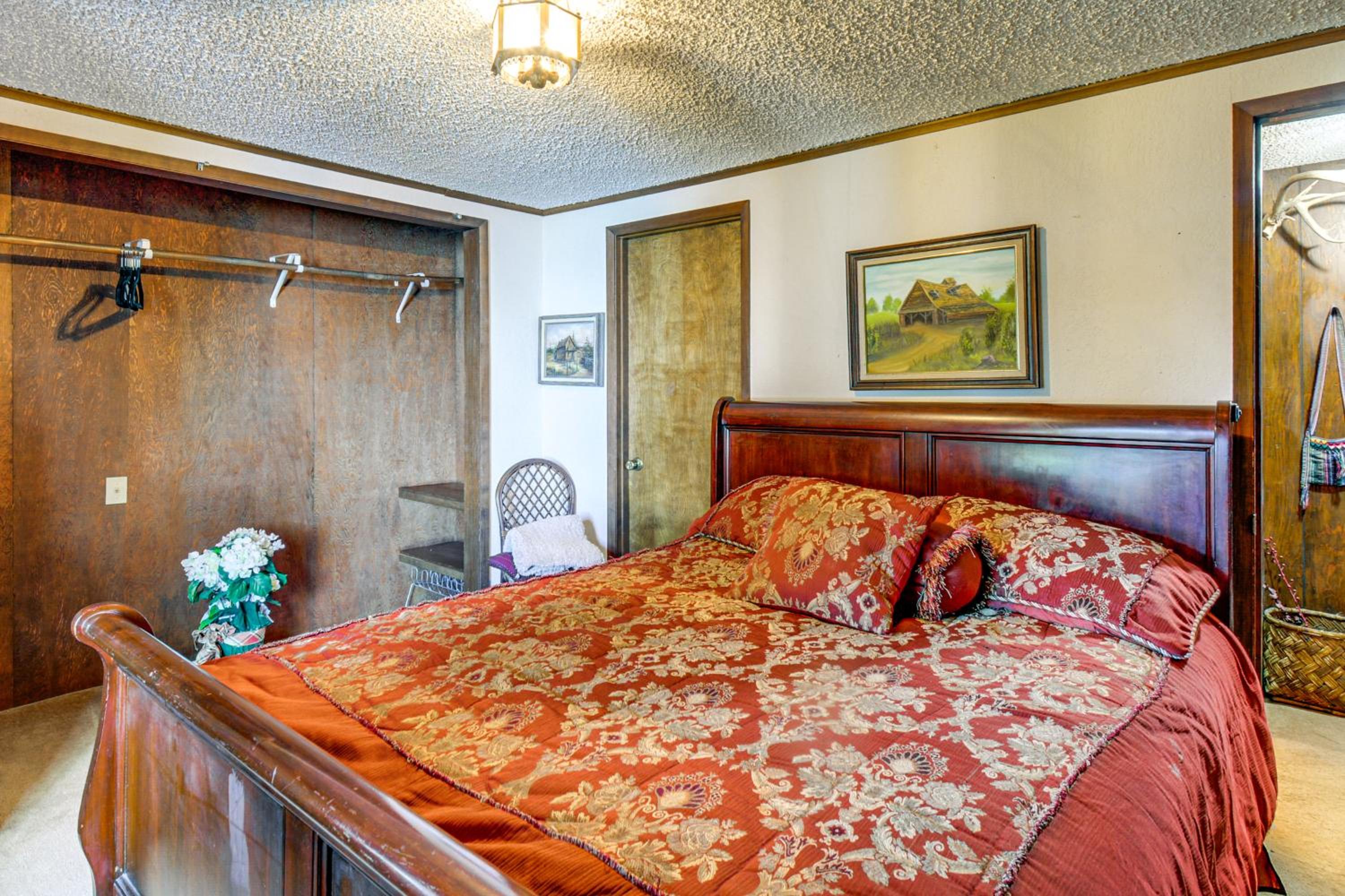 Waterfront Hood Canal Home with Pool Table!