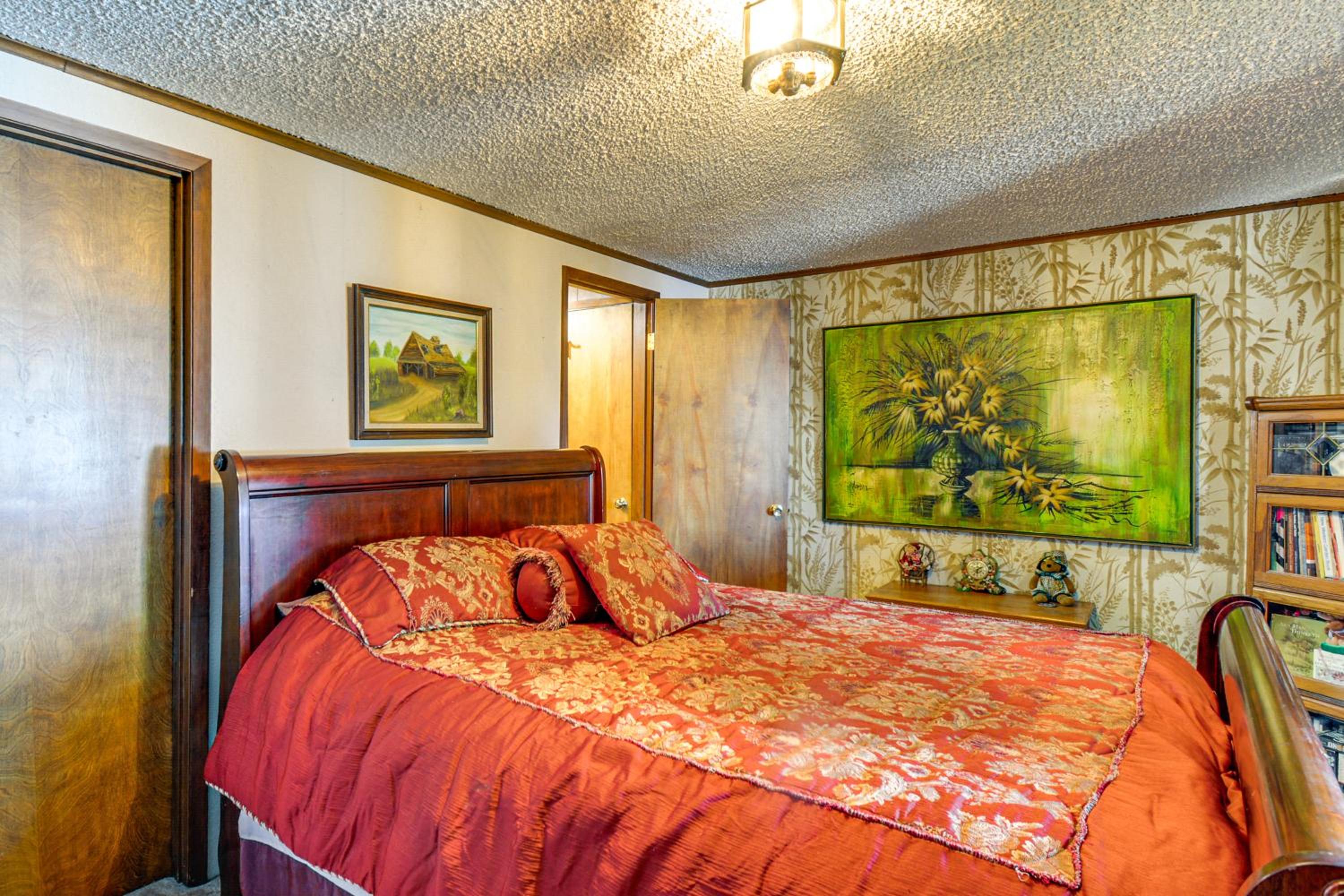 Waterfront Hood Canal Home with Pool Table!