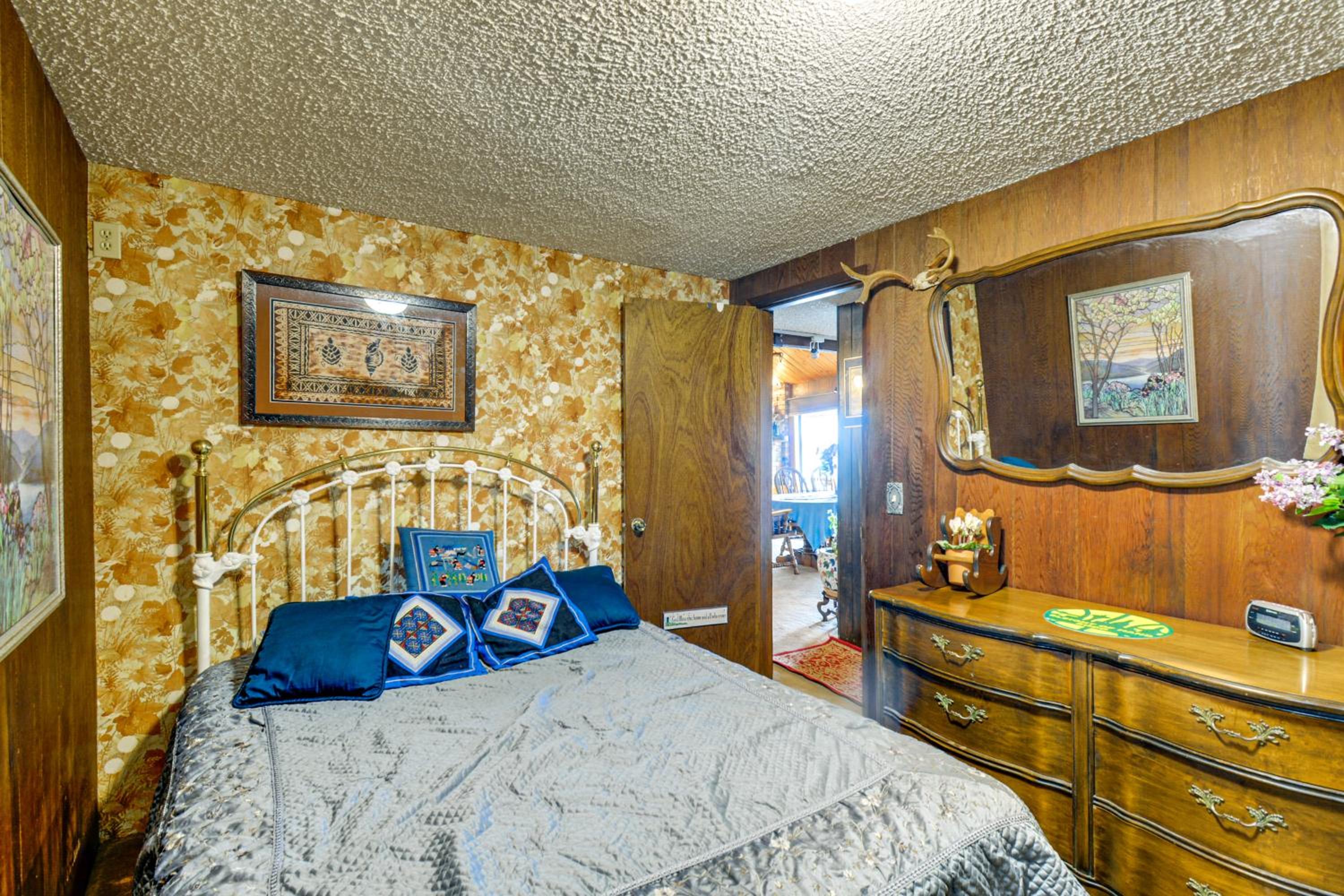 Waterfront Hood Canal Home with Pool Table!