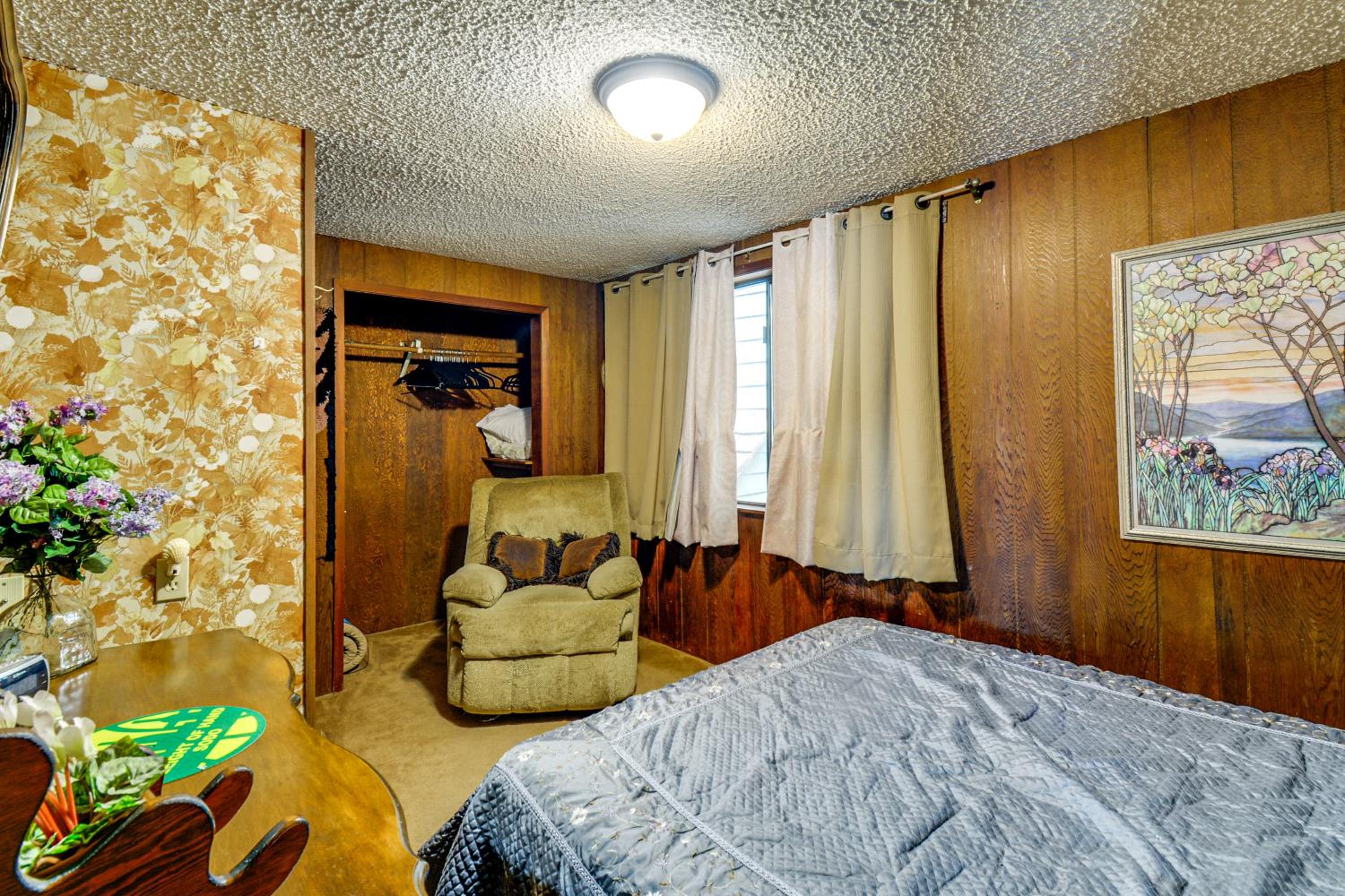 Waterfront Hood Canal Home with Pool Table!
