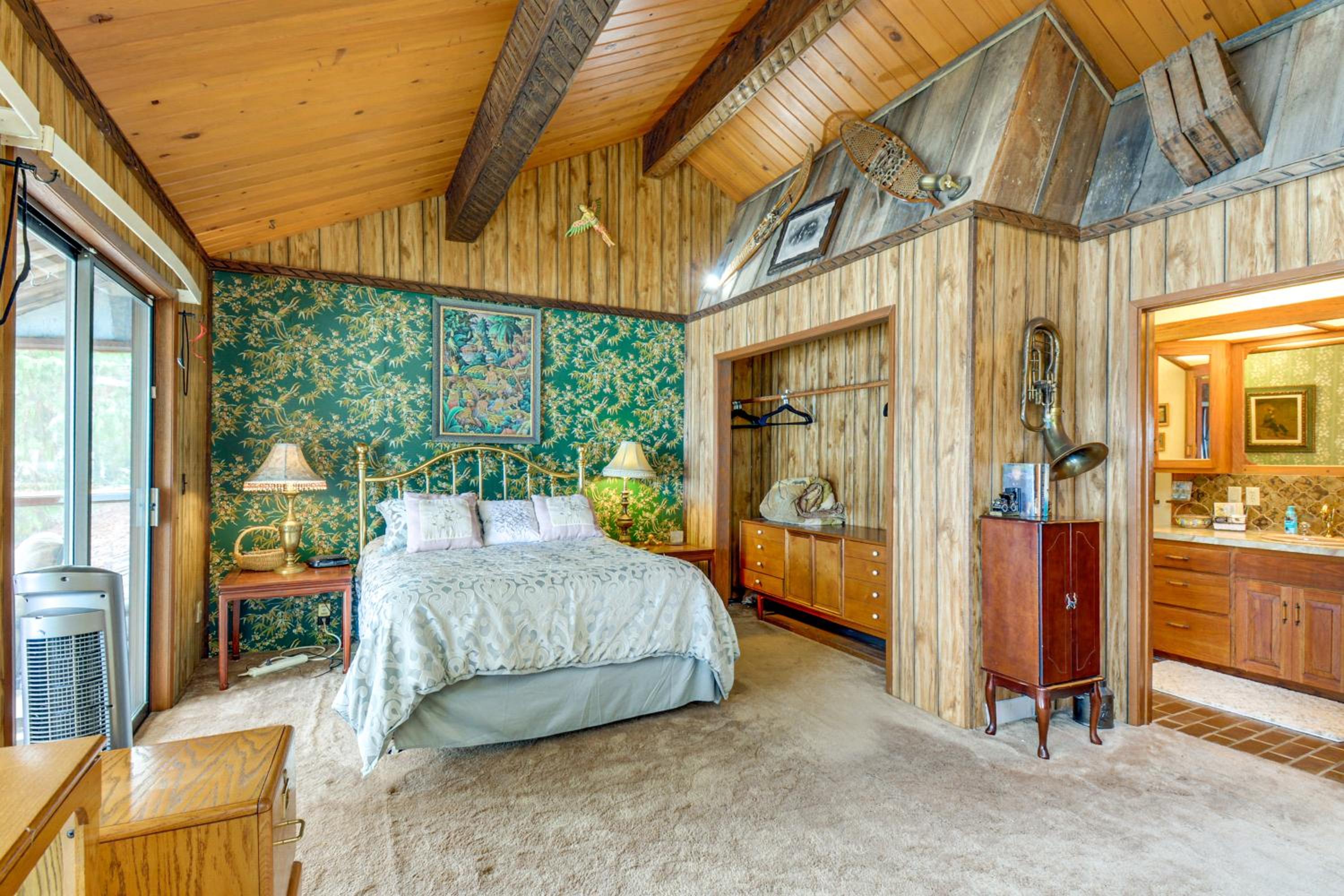 Waterfront Hood Canal Home with Pool Table!