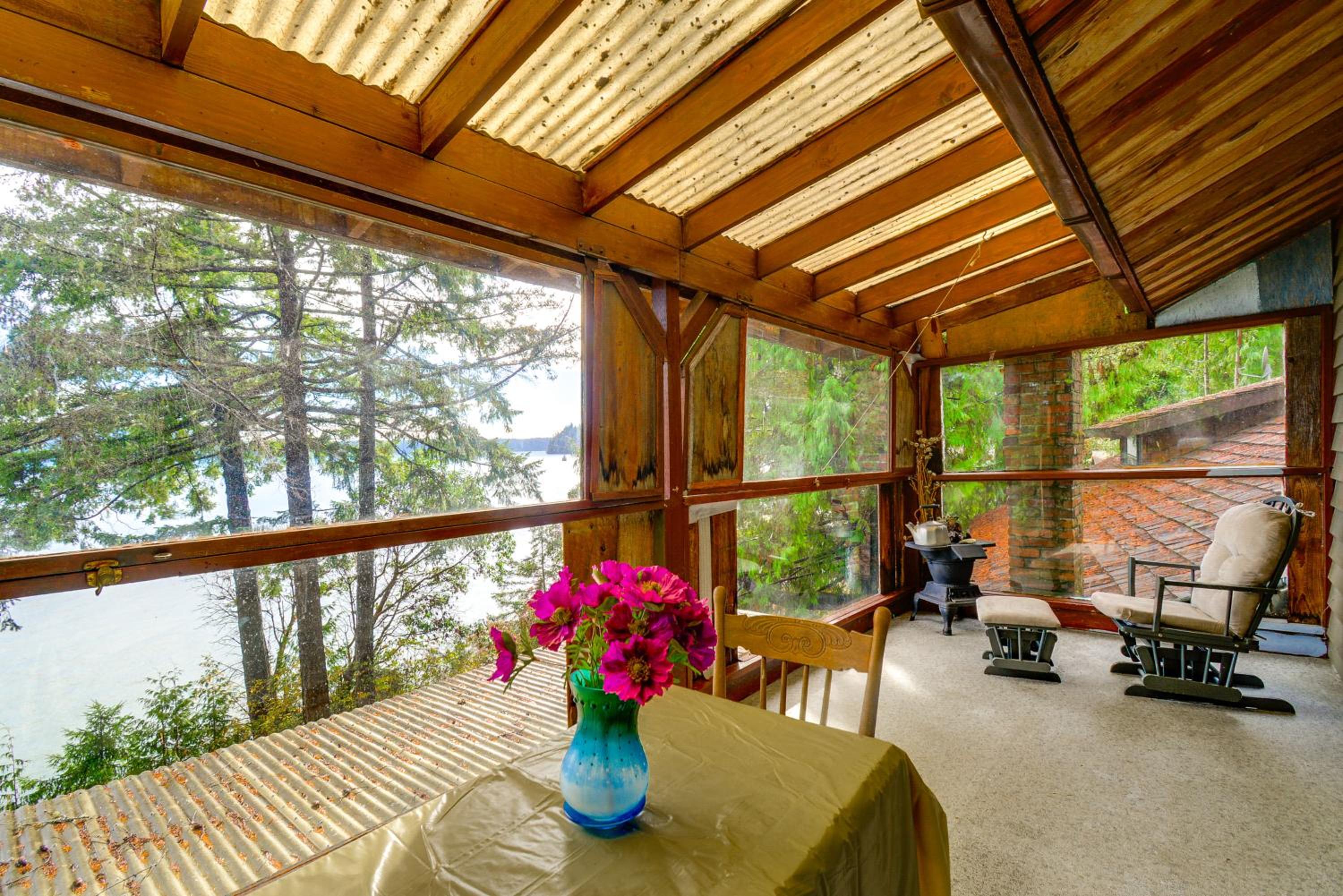 Waterfront Hood Canal Home with Pool Table!