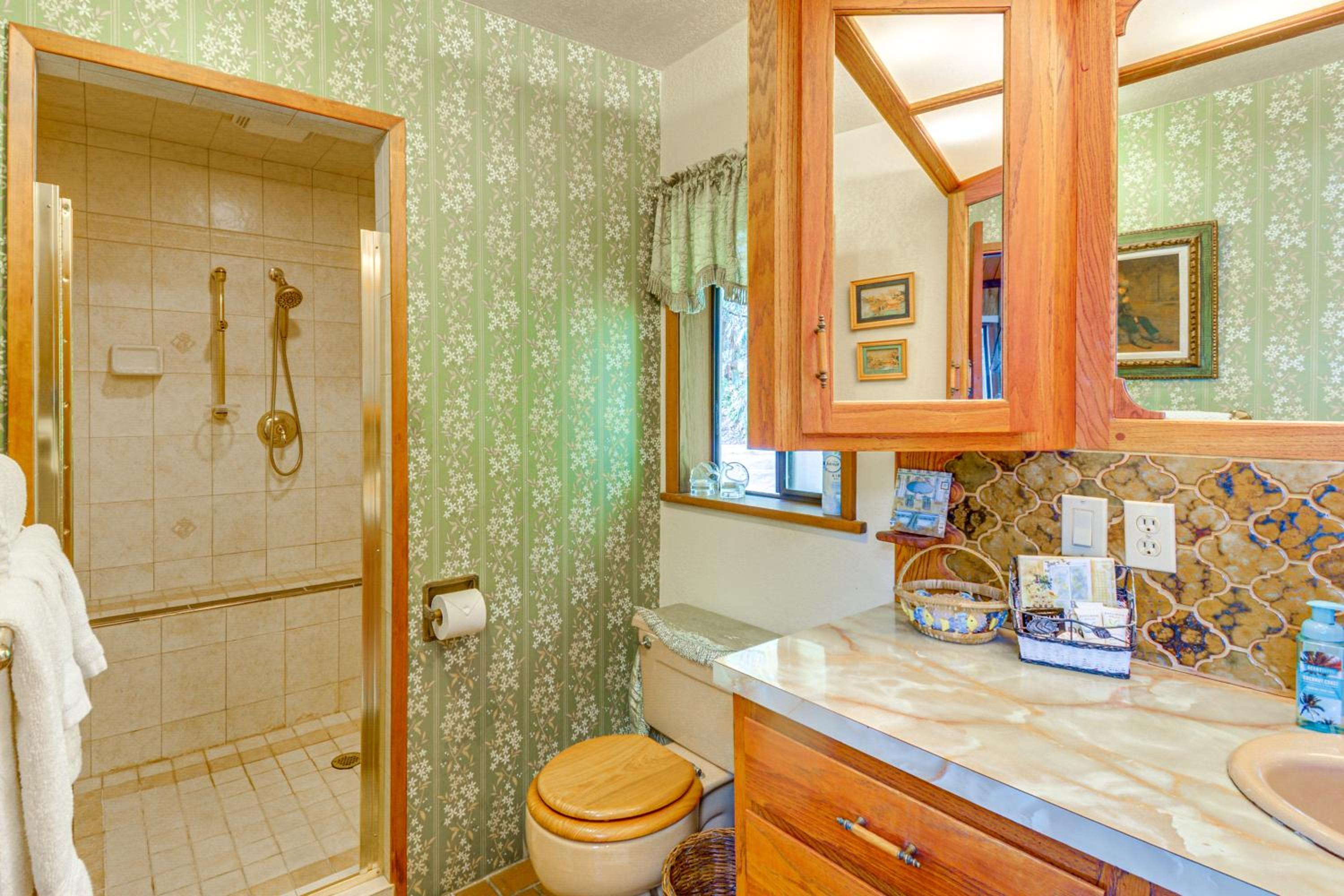 Waterfront Hood Canal Home with Pool Table!
