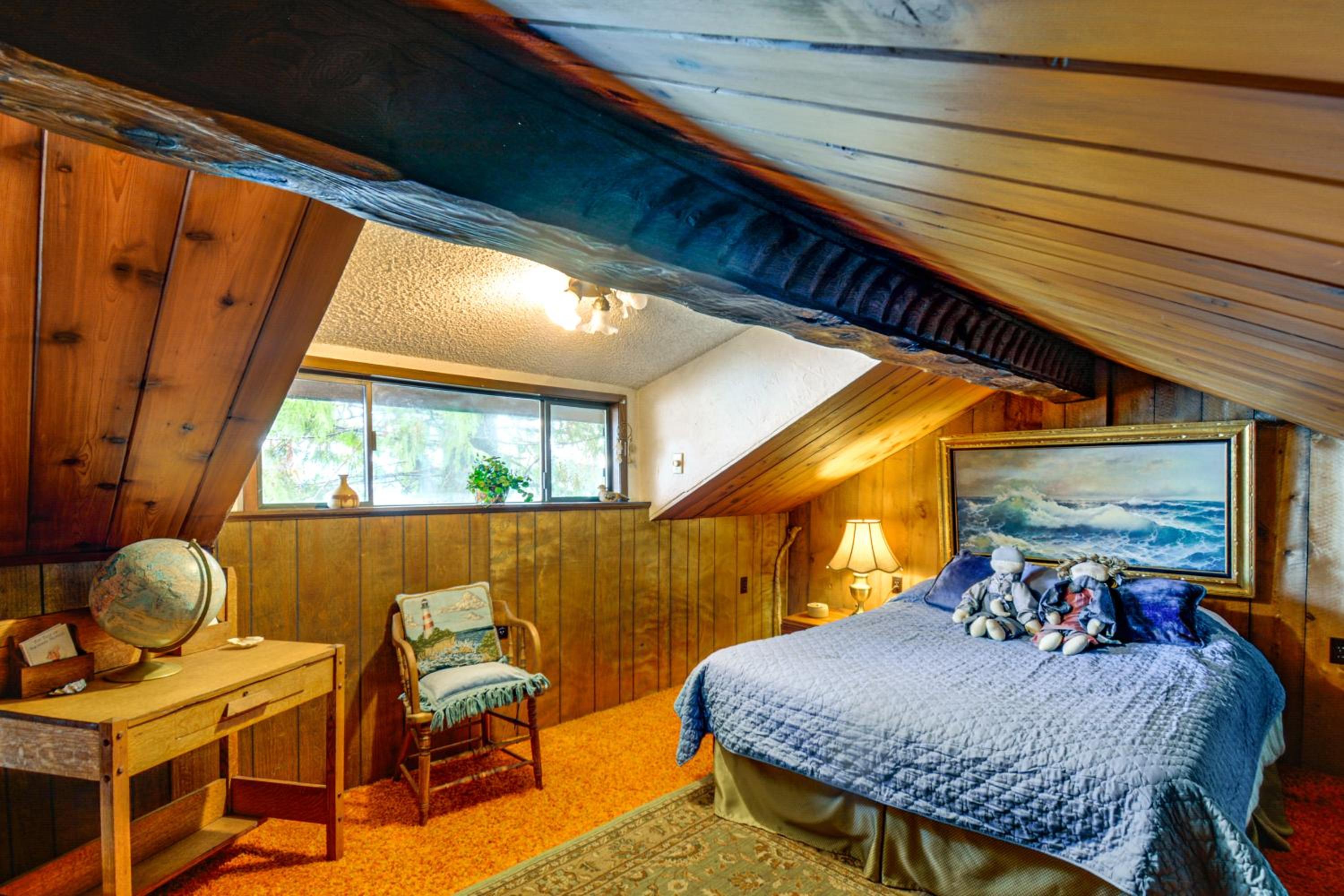Waterfront Hood Canal Home with Pool Table!