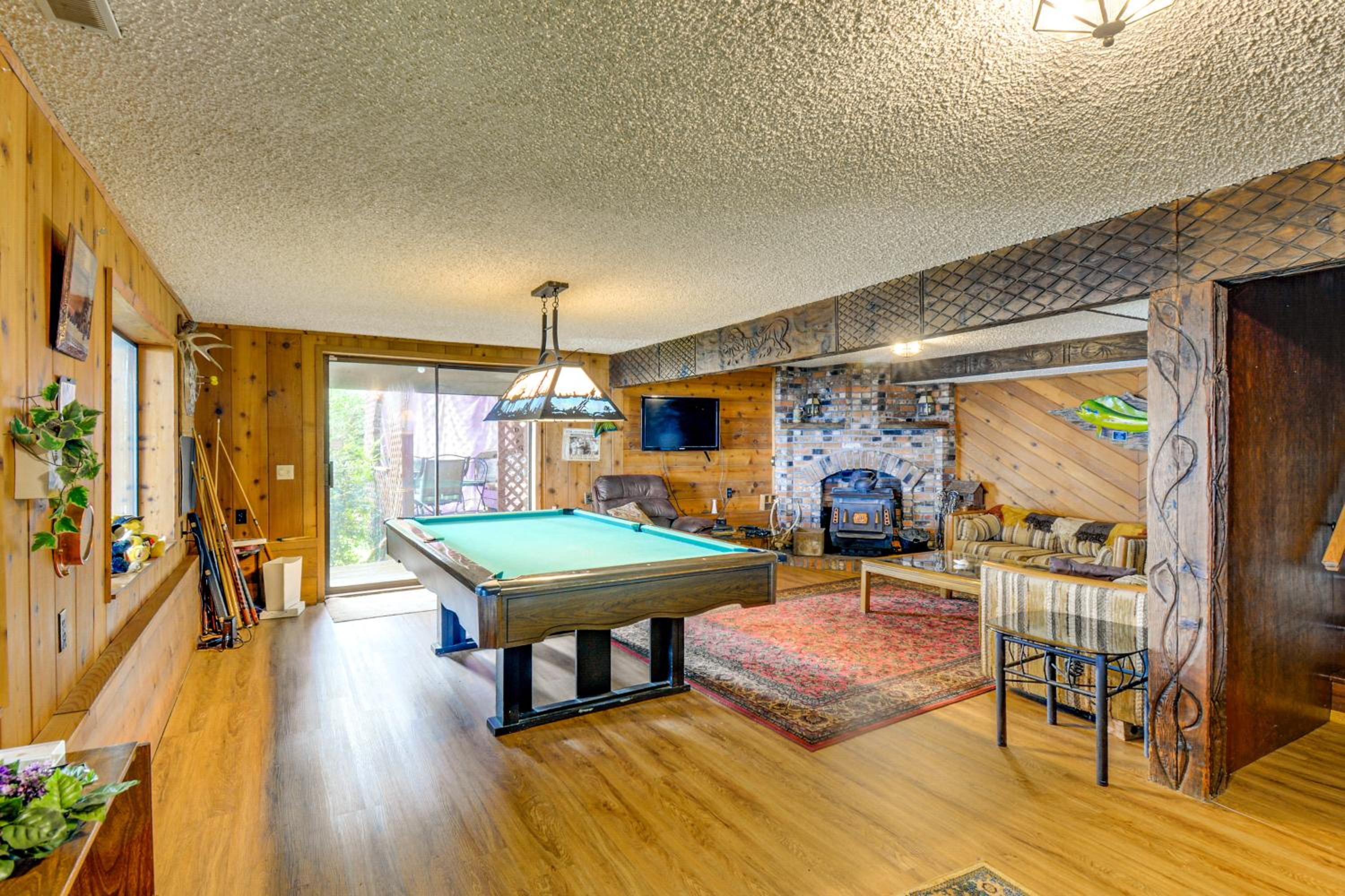 Waterfront Hood Canal Home with Pool Table!