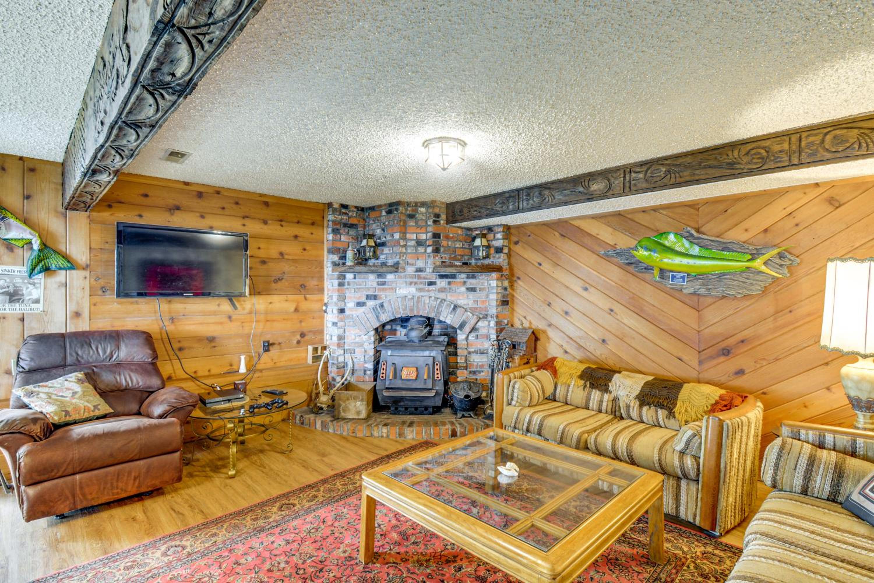 Waterfront Hood Canal Home with Pool Table!