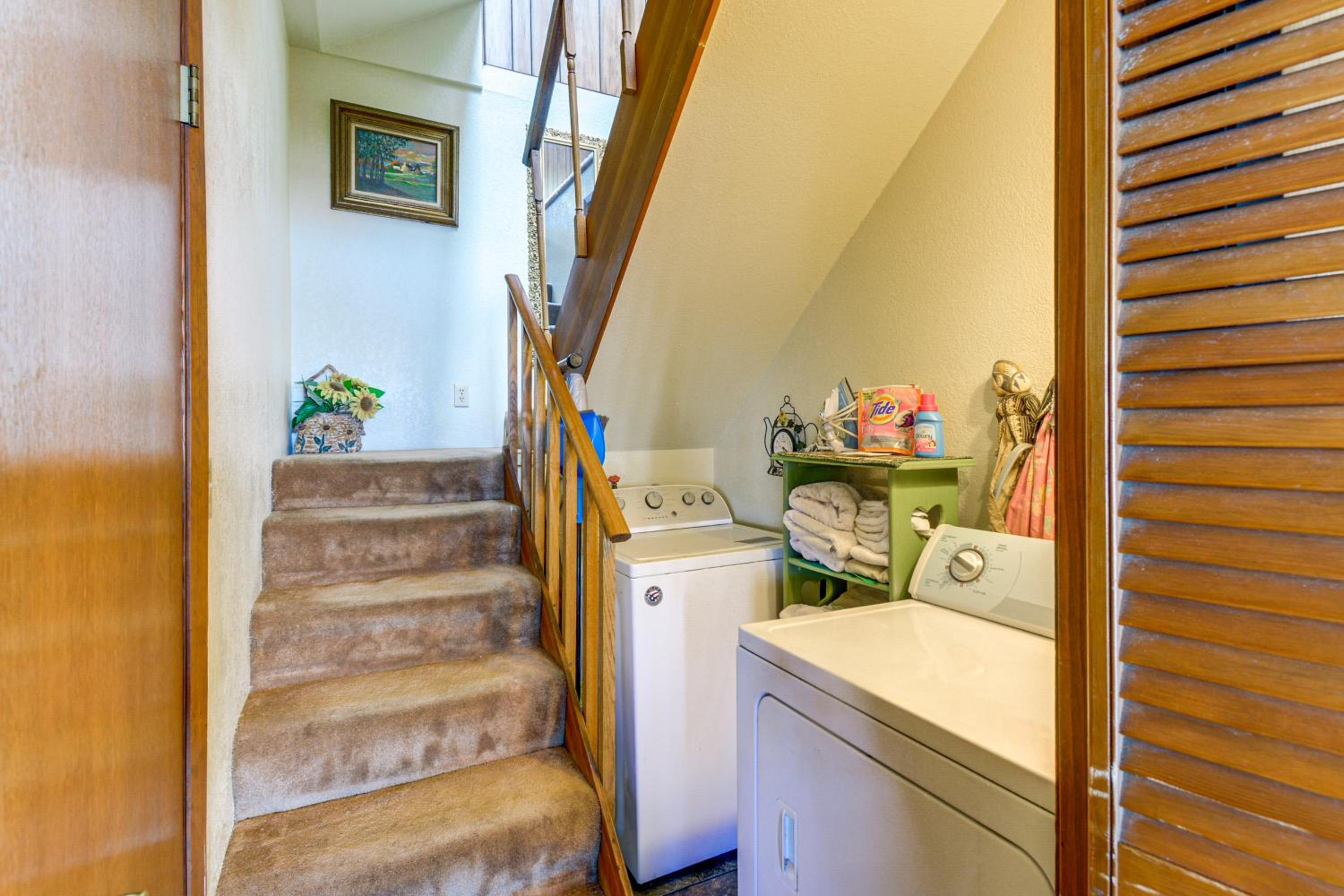 Waterfront Hood Canal Home with Pool Table!