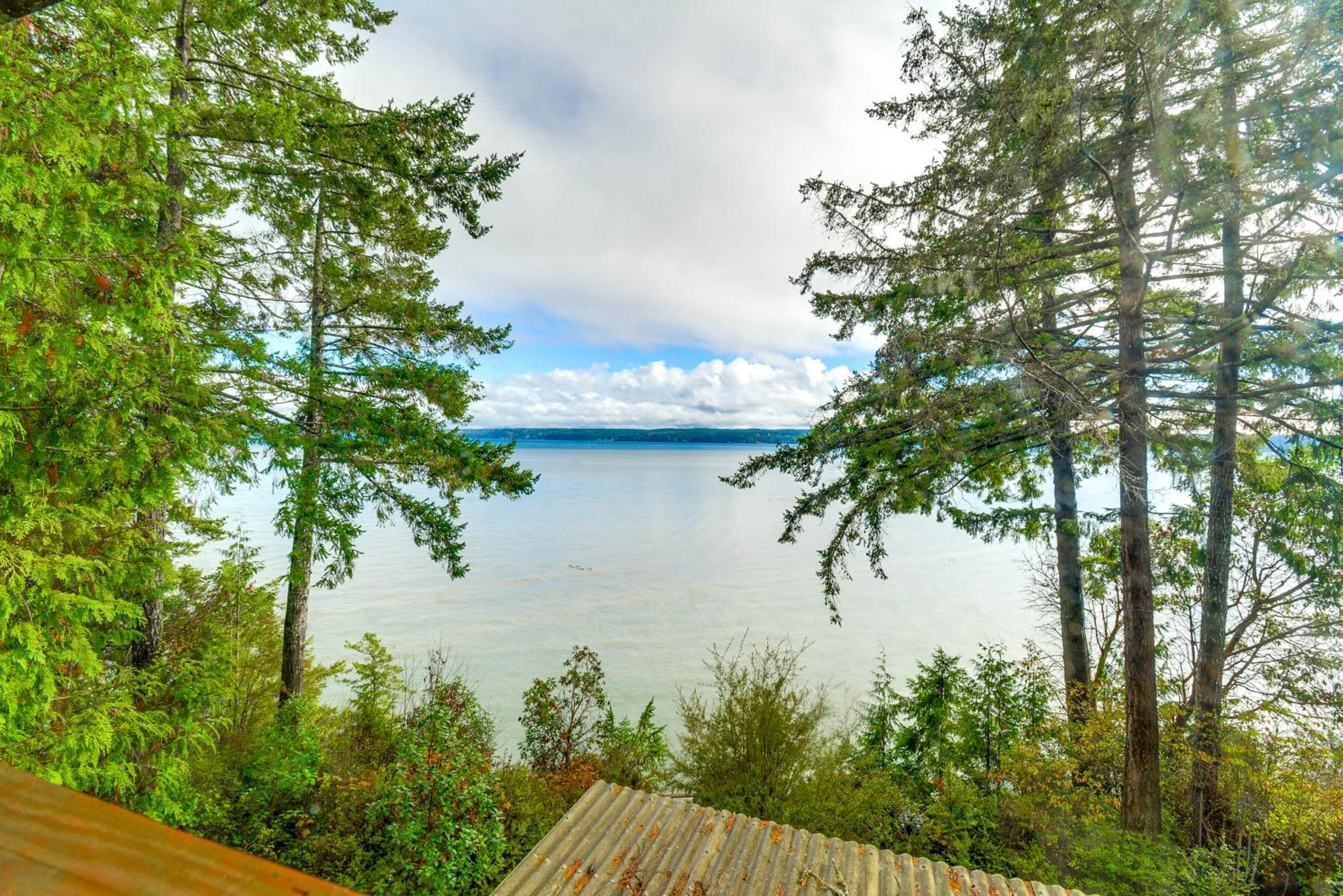 Waterfront Hood Canal Home with Pool Table!