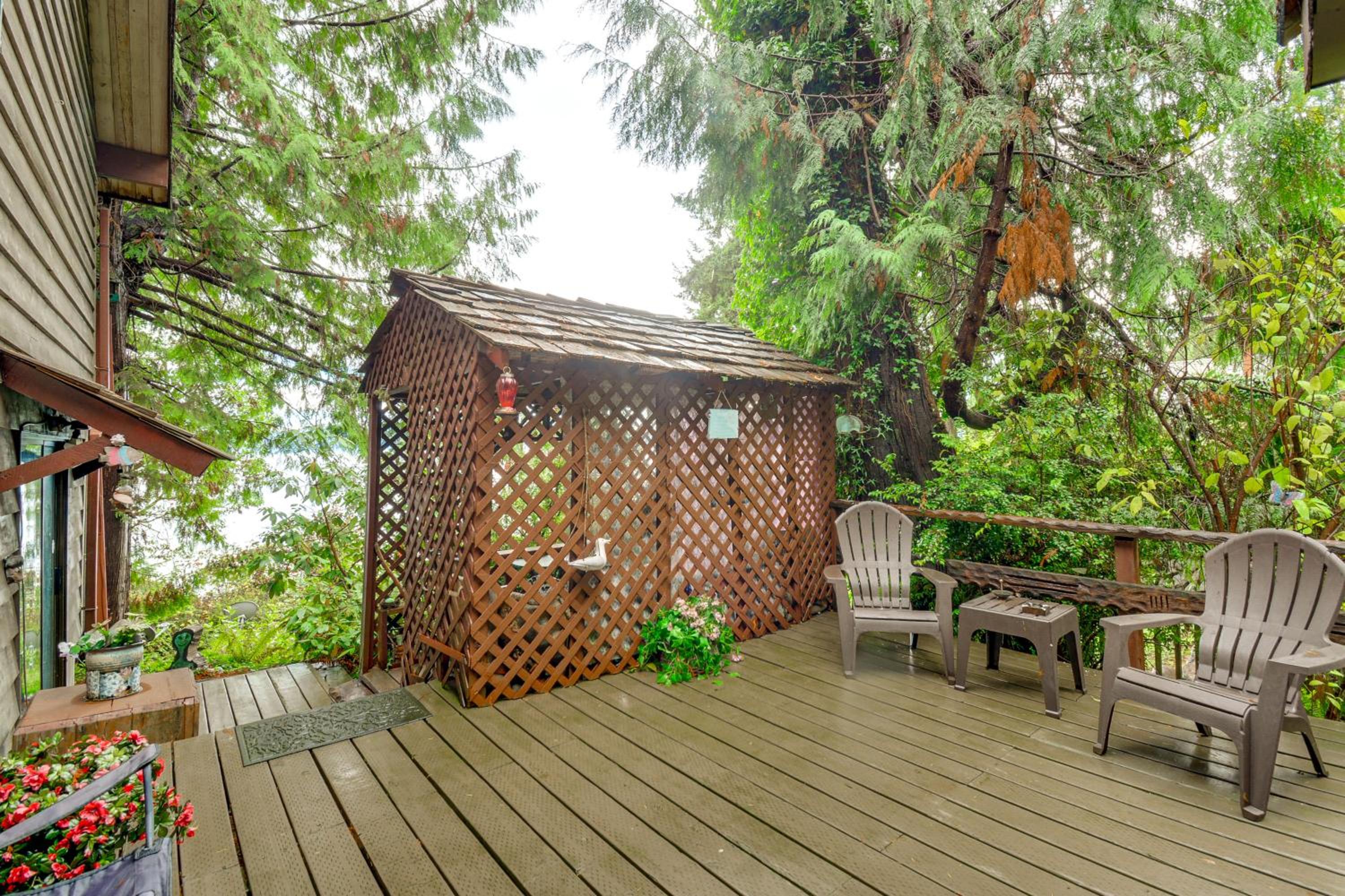 Waterfront Hood Canal Home with Pool Table!