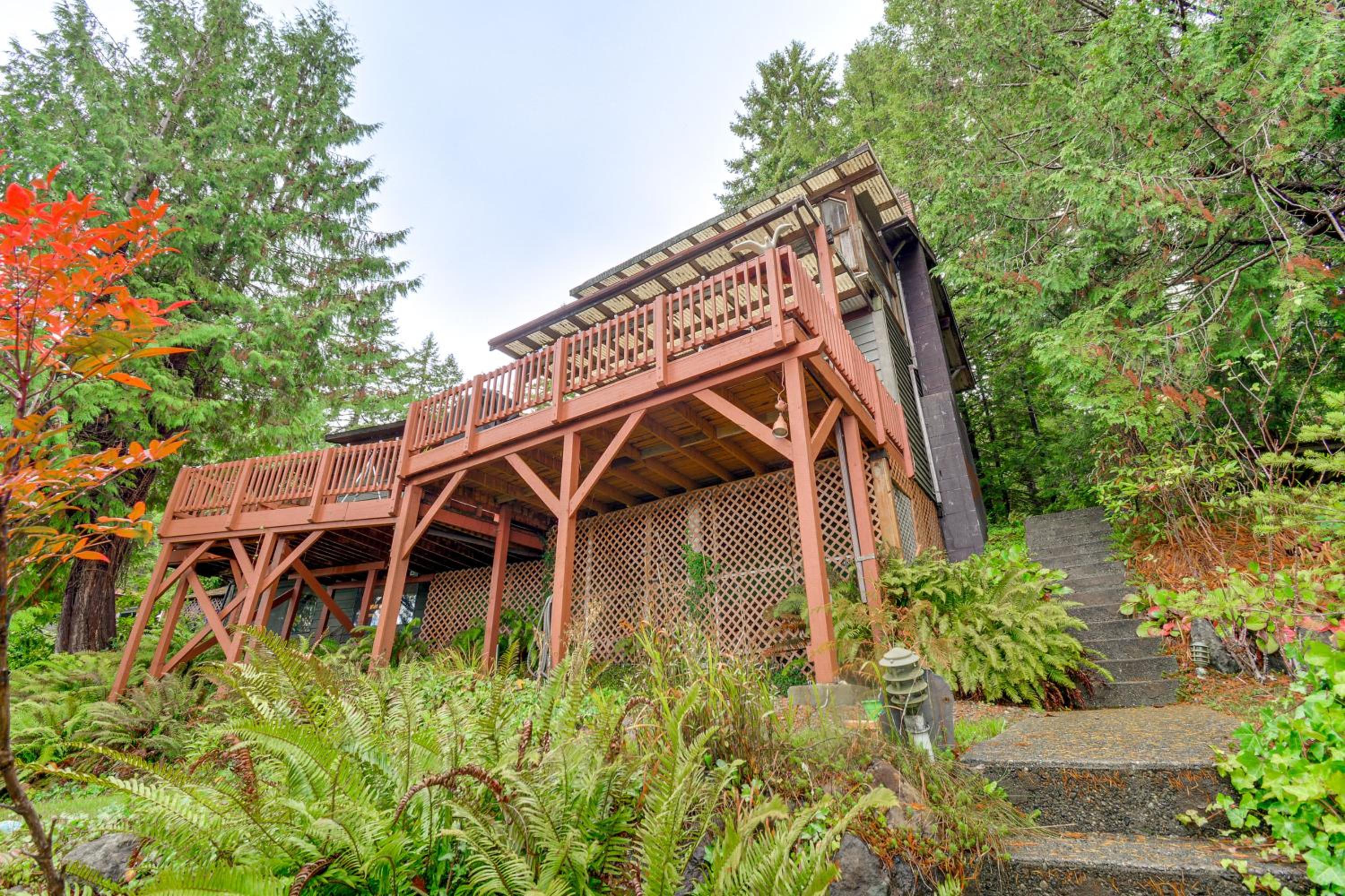 Waterfront Hood Canal Home with Pool Table!