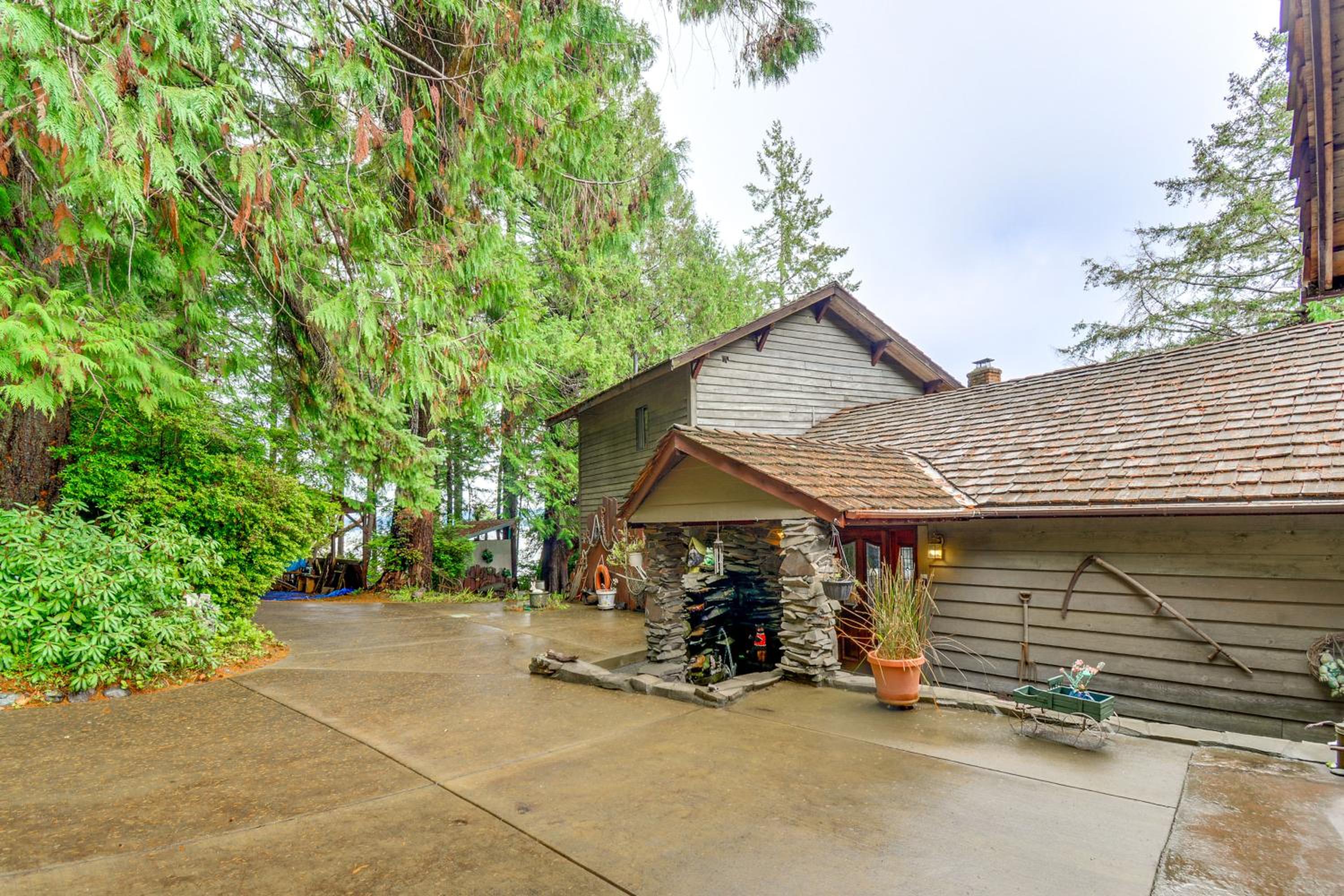 Waterfront Hood Canal Home with Pool Table!
