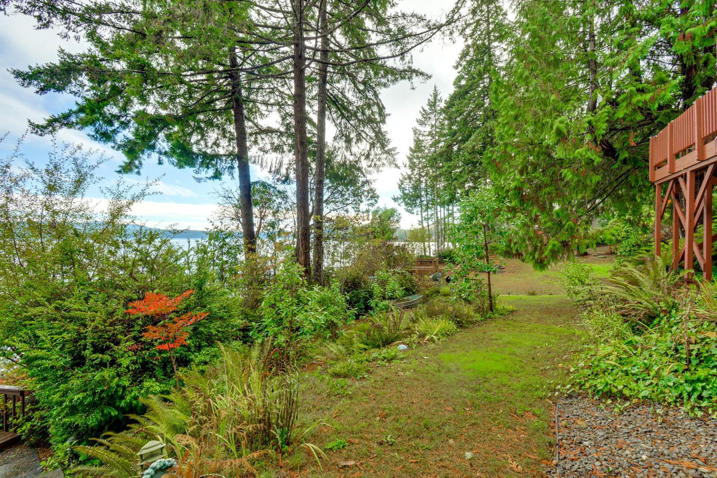 Waterfront Hood Canal Home with Pool Table!